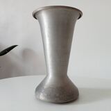 Vase ancien de cimetière en aluminium