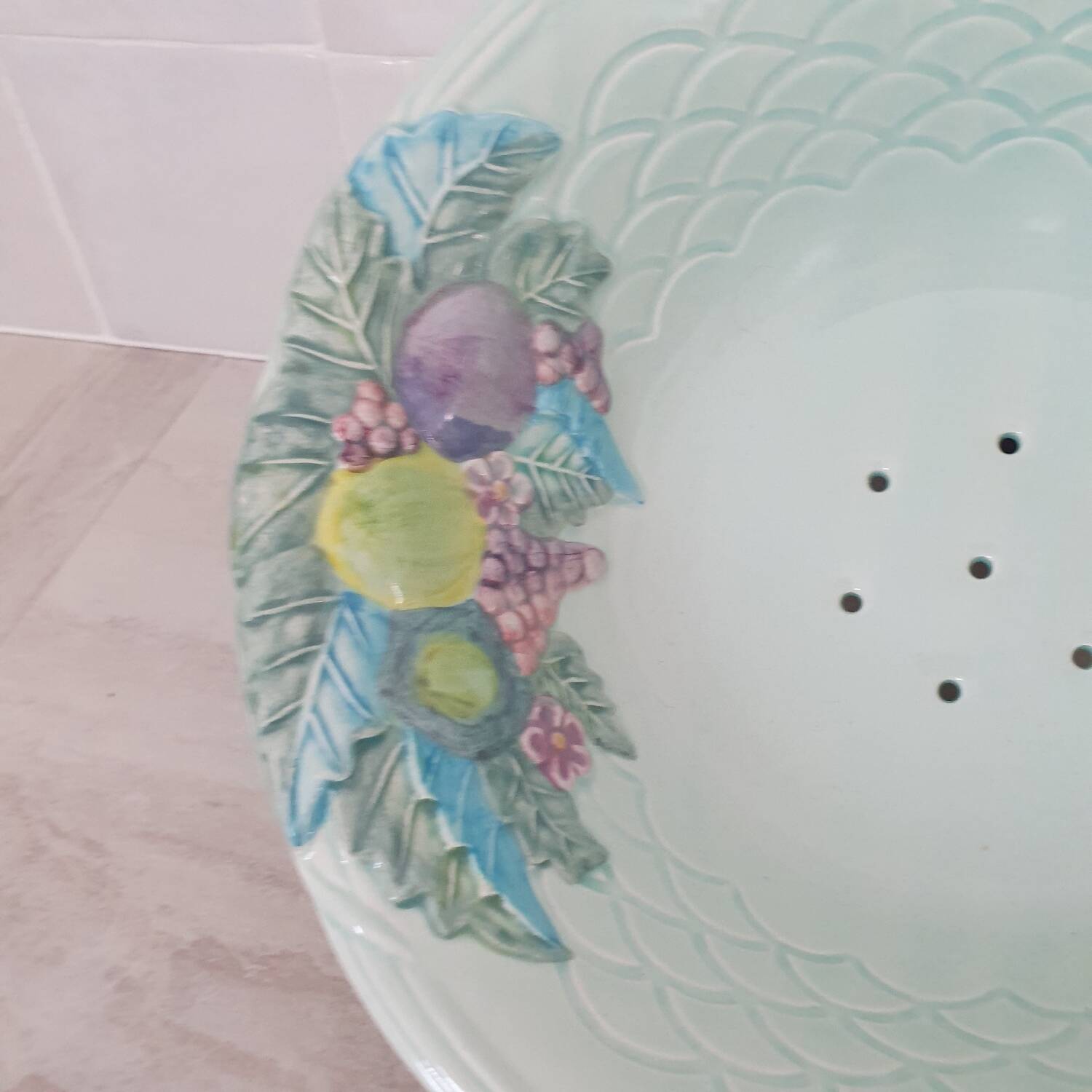 Fruit strainer / salad bowl in Barbotine