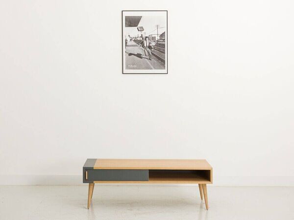 Table basse avec un caisson en chêne équipé de 2 portes coulissantes, pieds en chêne massif