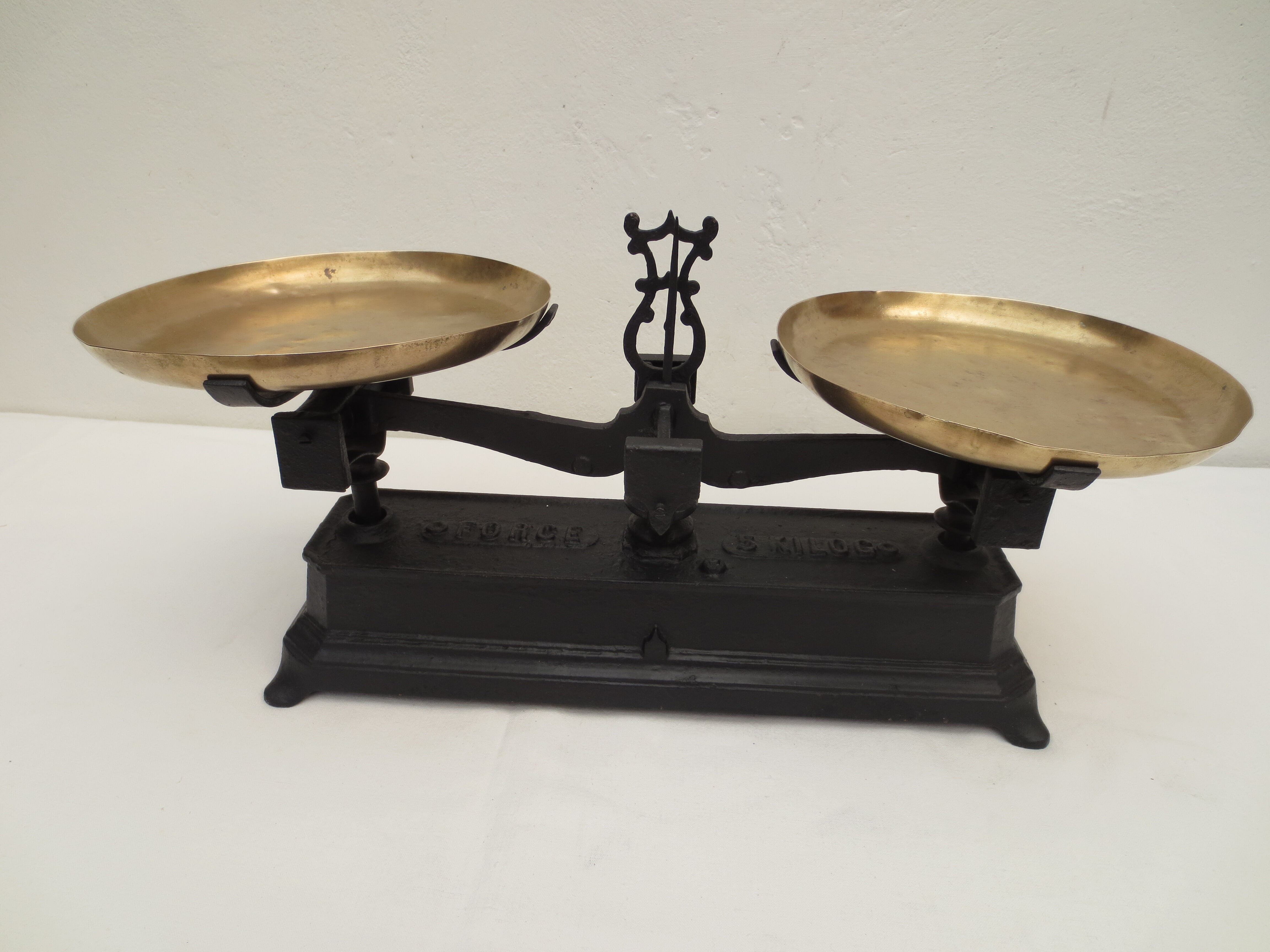 Old complete roberval balance in black cast iron with fine lines (force 5 kg)