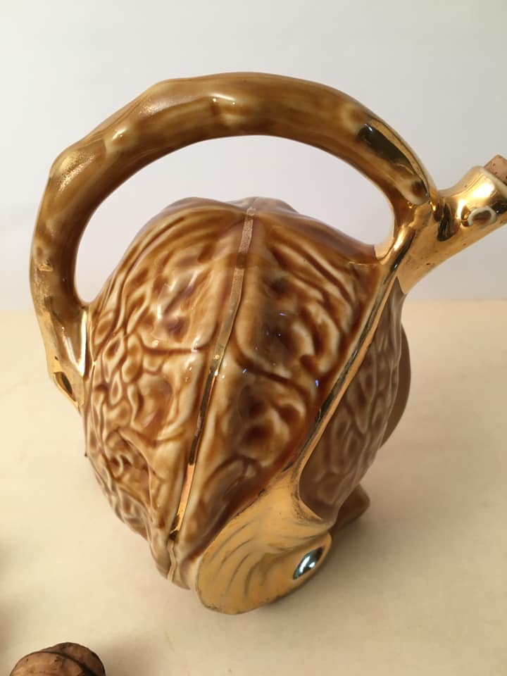 Nut-shaped liquor carafe from the 50s. Bubble with gilding. Cork stopper