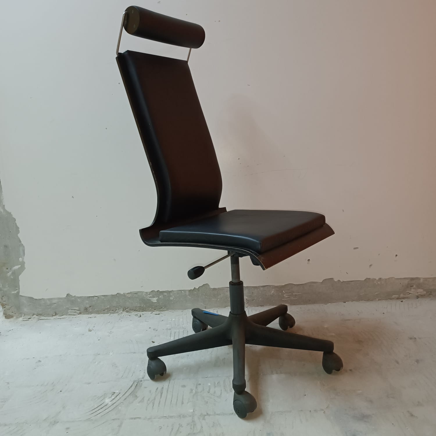 Height-adjustable office chair with caster