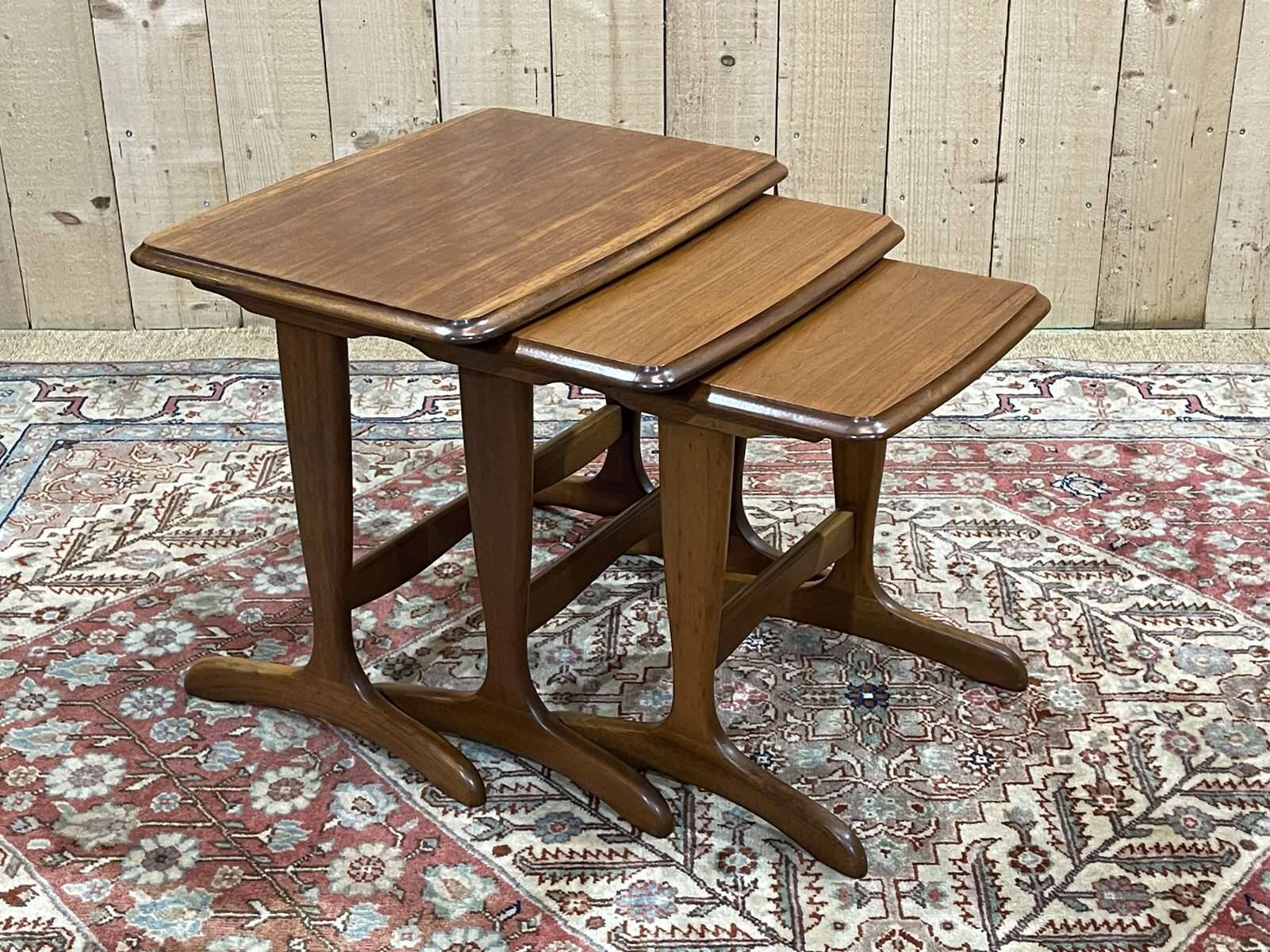 Suite de 3 tables gigognes en teck des années 70