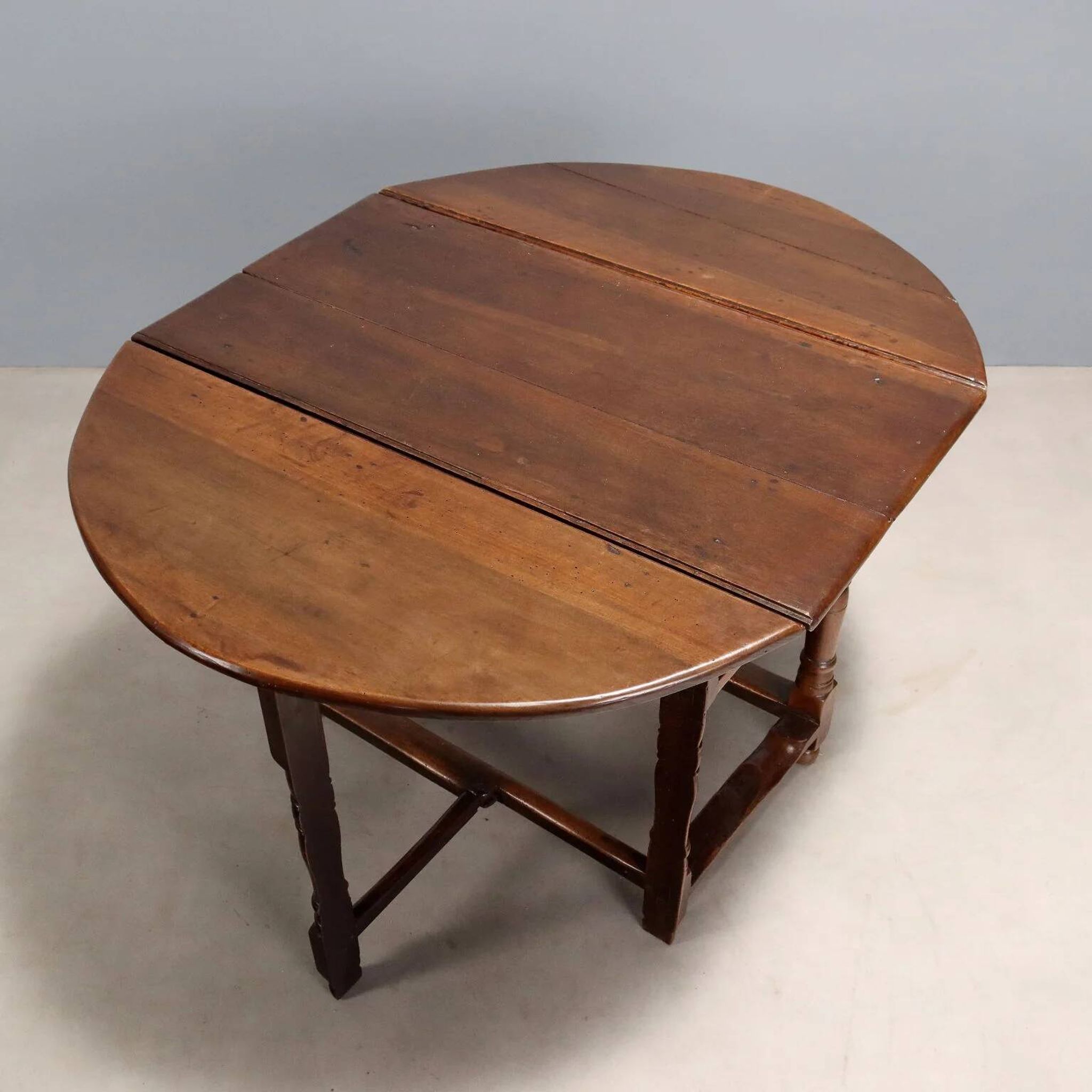 Table ancienne en noyer et peuplier, Italie, XVIIIe siècle