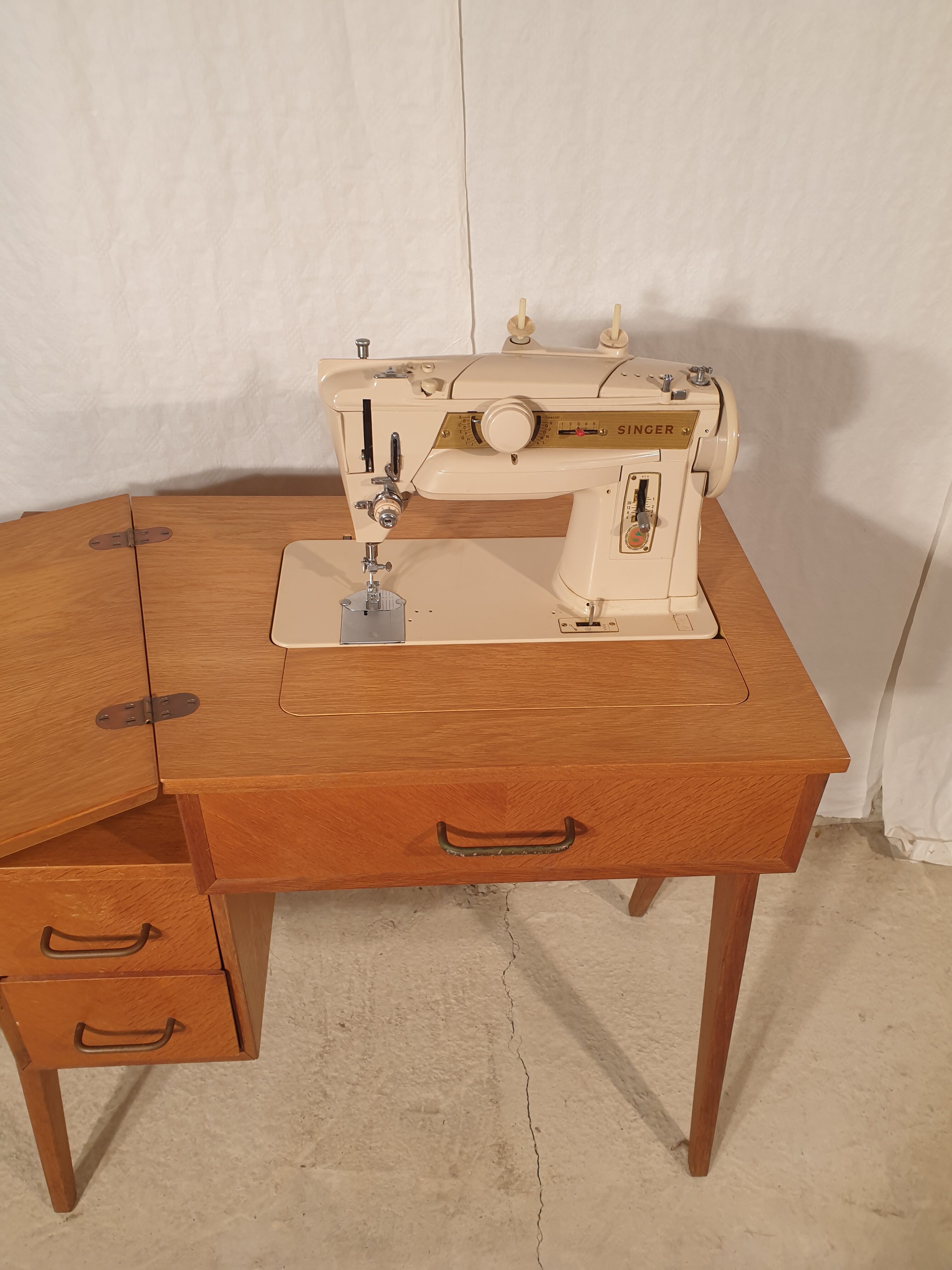 Furniture sewing machine
