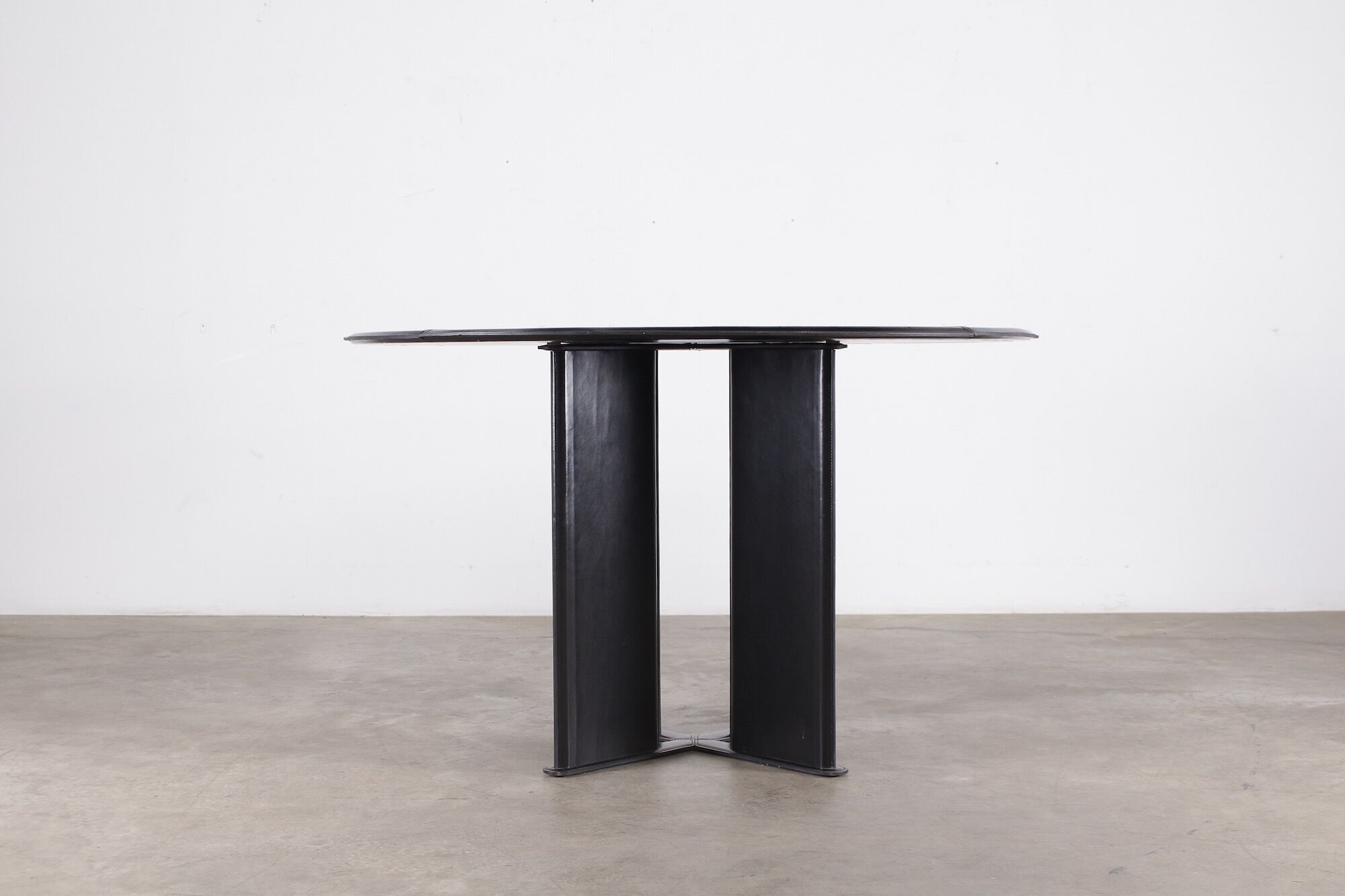 Round table leather black Tito Agnoli for Mateo Grassi