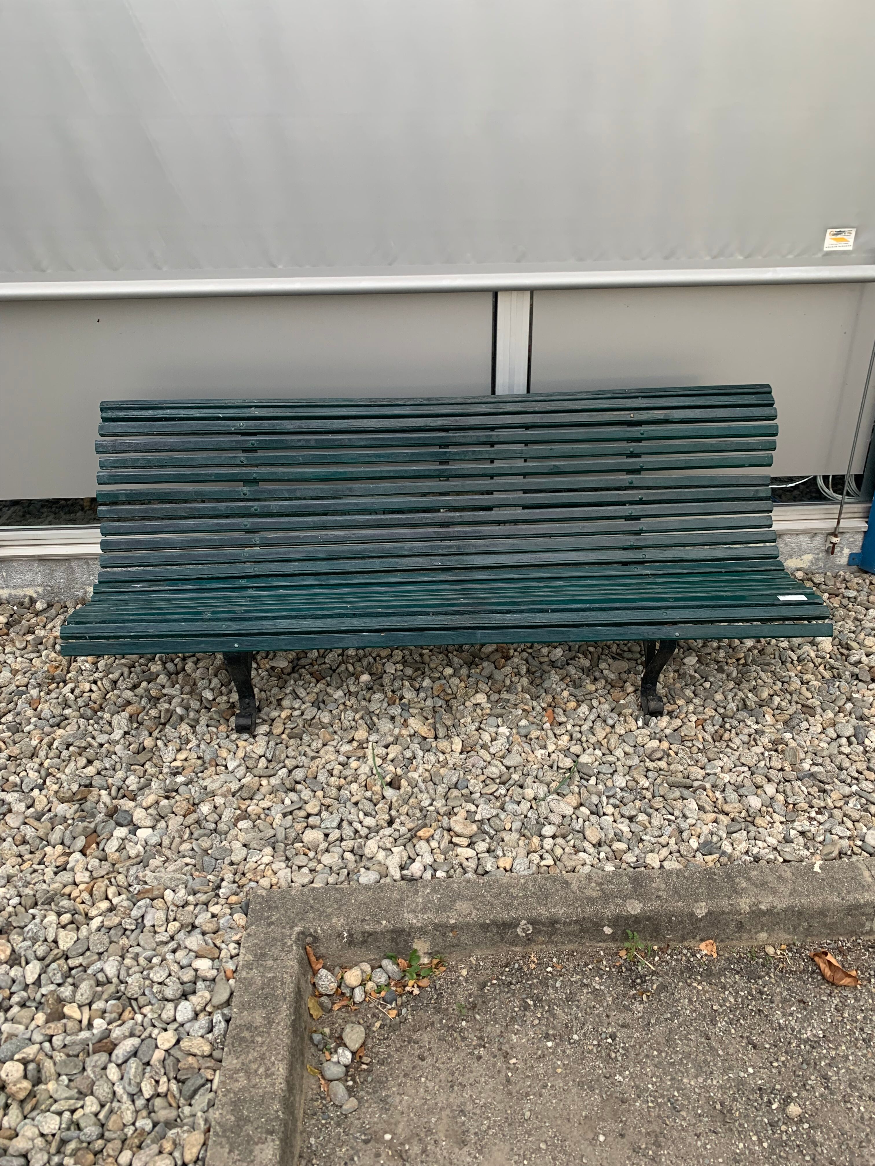 Garden bench in metal foot slats