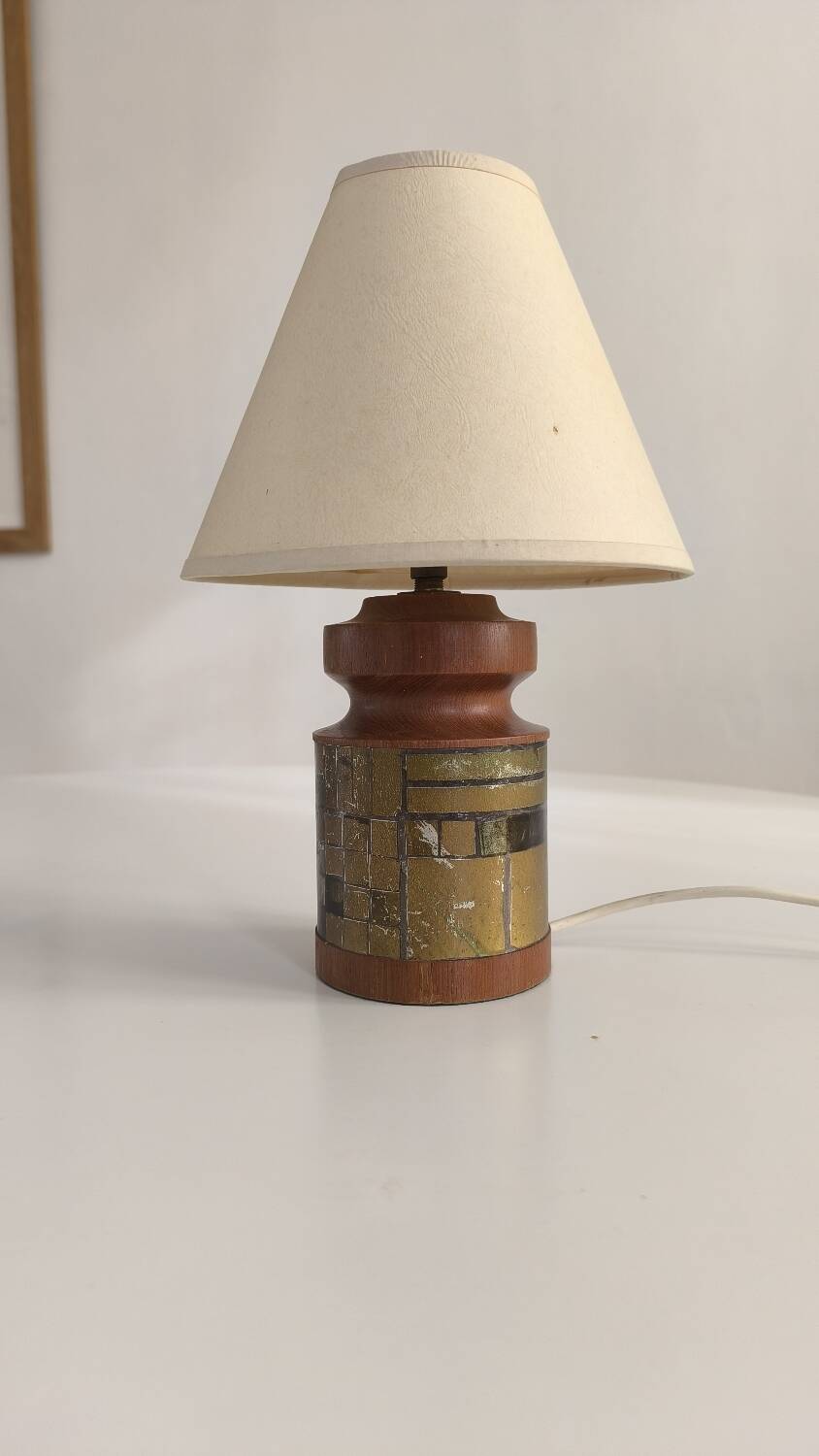 Table lamp in turned wood