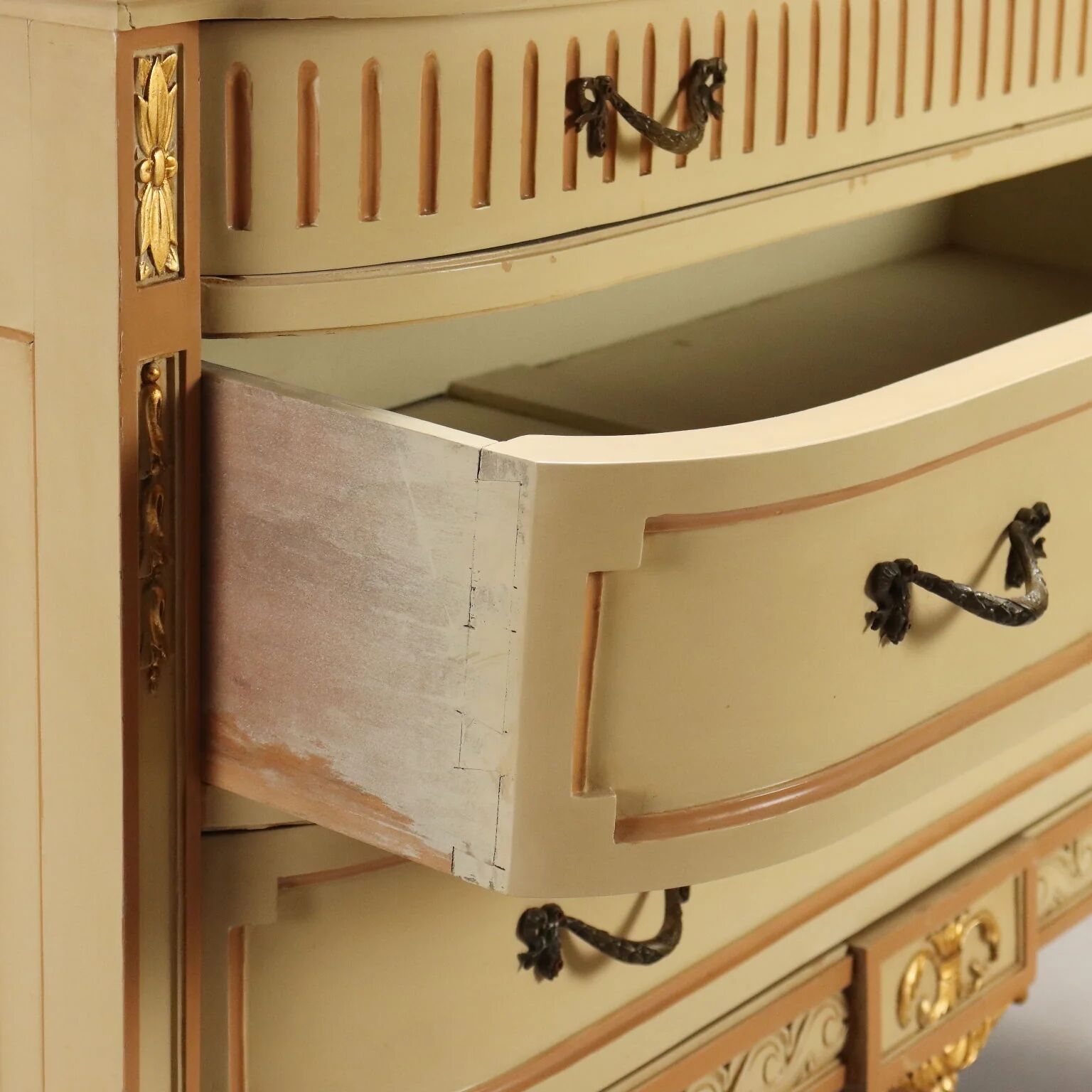 Antique neoclassical commode in lacquered wood from the 1900s.