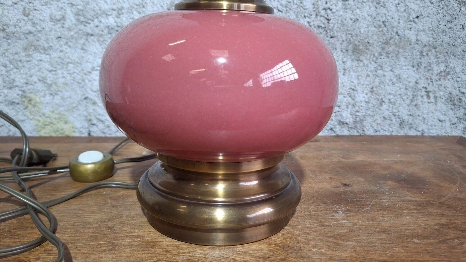 Neo-Victorian table lamp with pink opaline glass and brass – Vintage 1970s