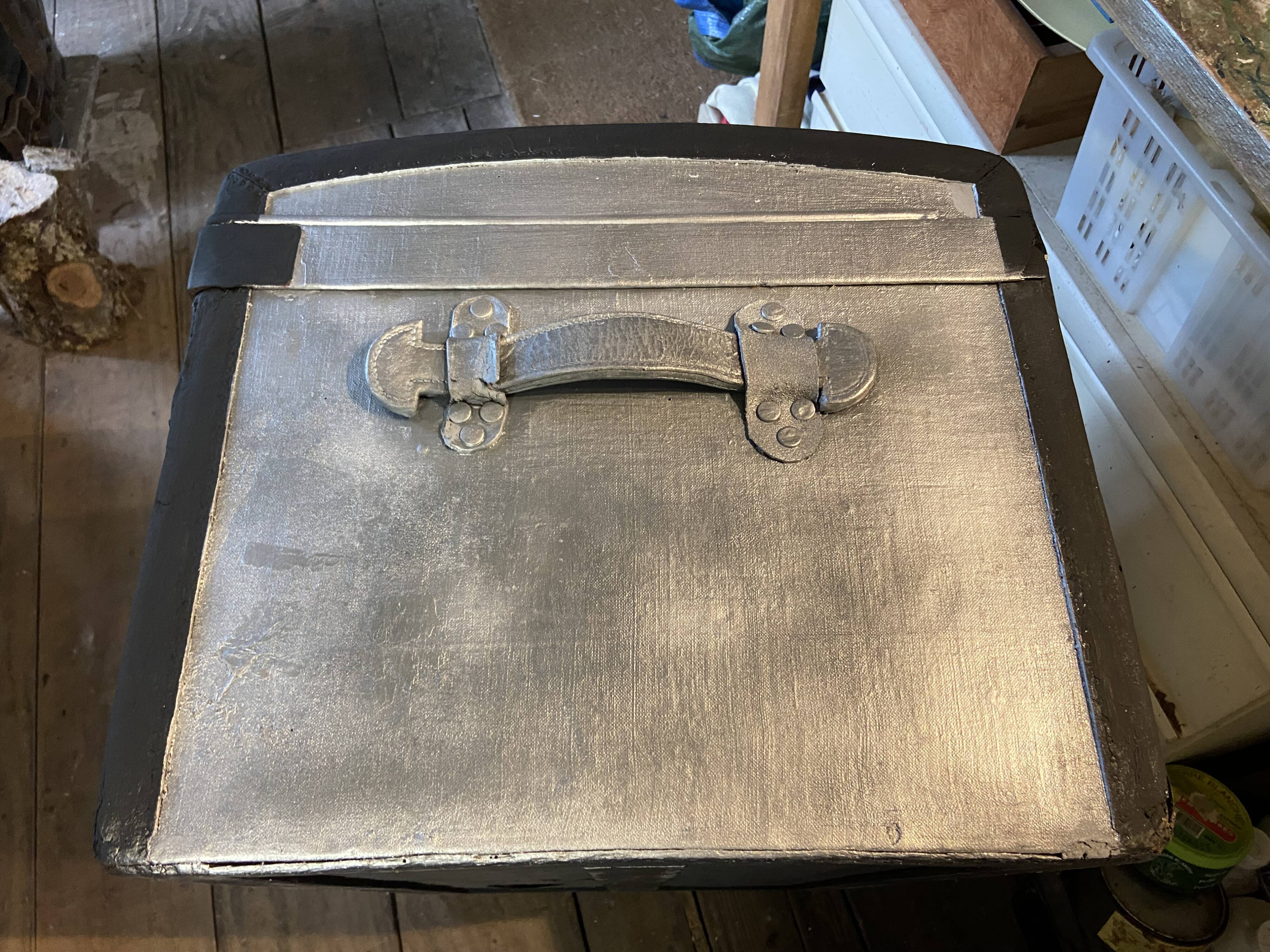 Silver-coloured wooden trunk/chest