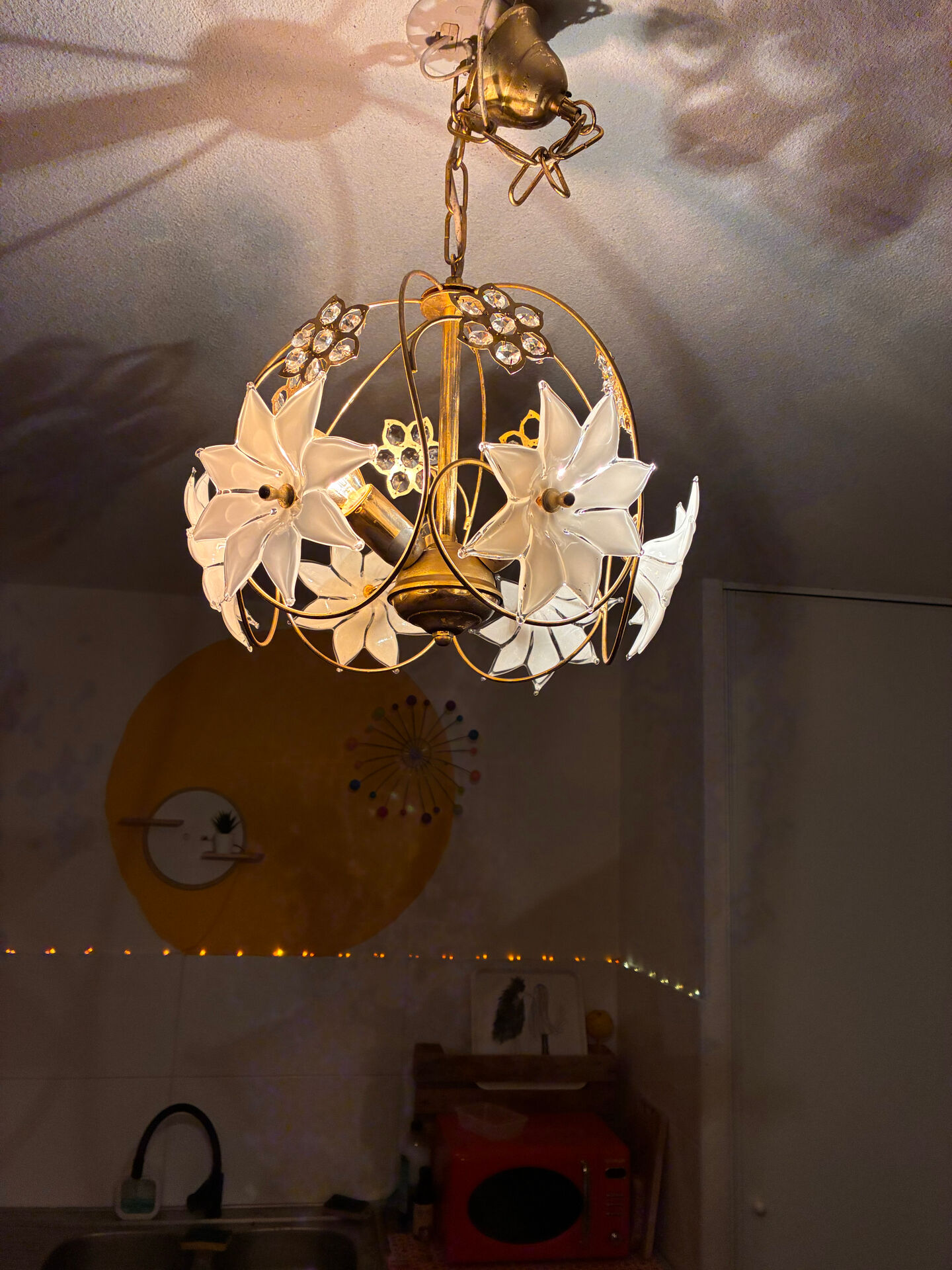 Lustre vintage en verre de Murano à fleurs opaline et laiton – 1970 (É
