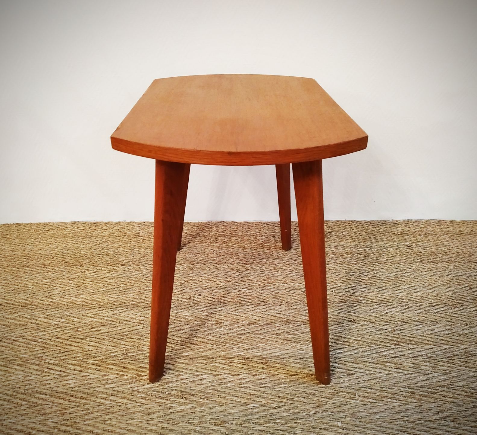 Coffee table spindle legs