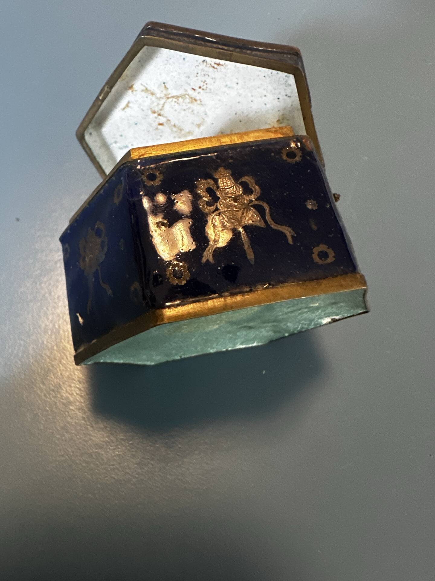 Hexagonal enamelled box on copper – Canton, China – Late 18th century