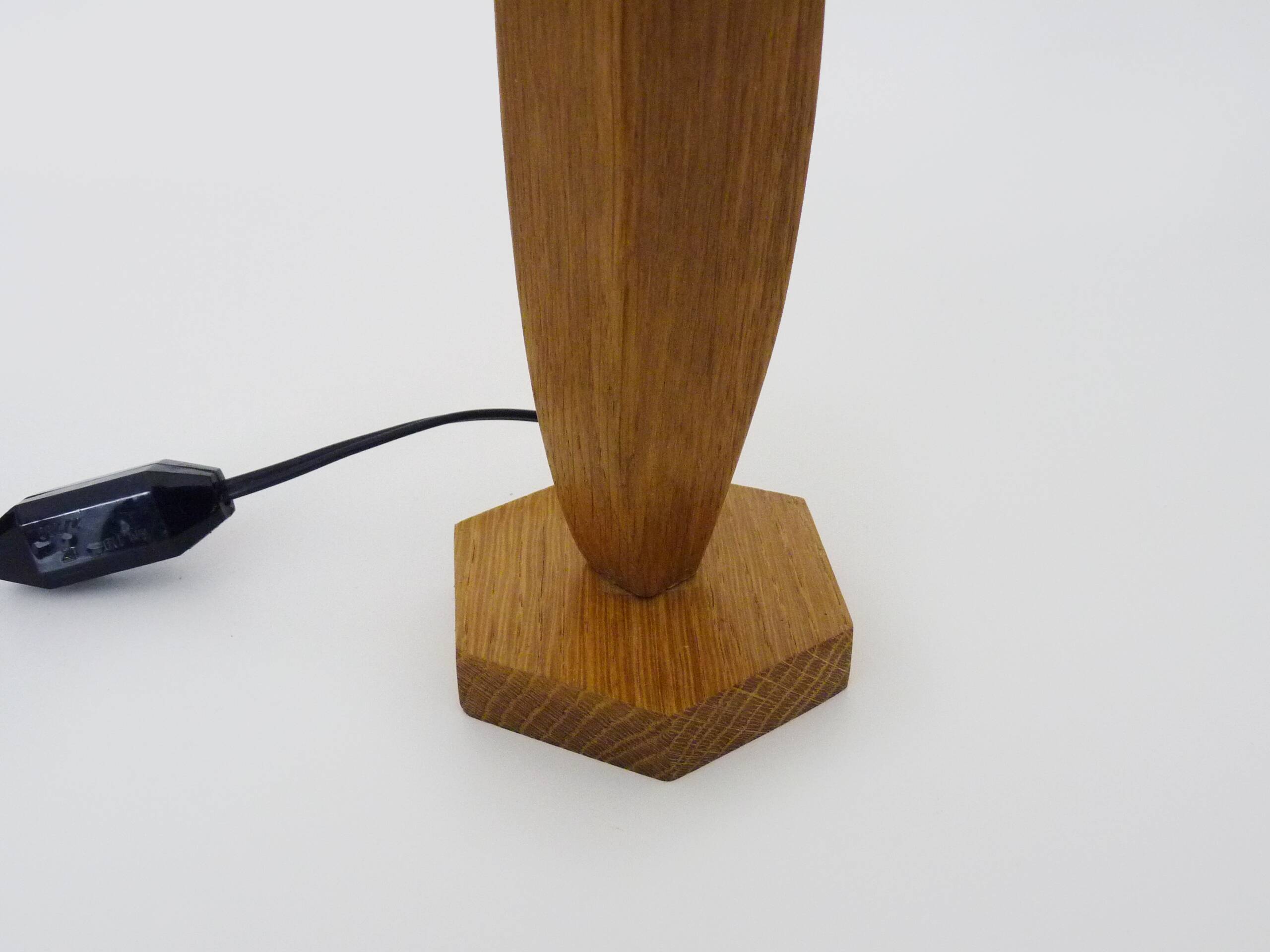 Sculptural lamp in carved oak wood, 70s 80s