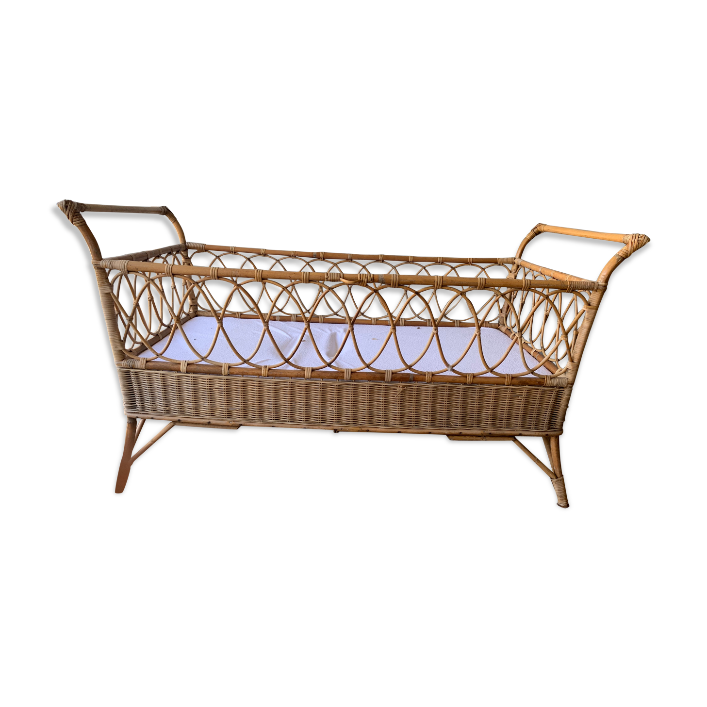 Baby wicker cot