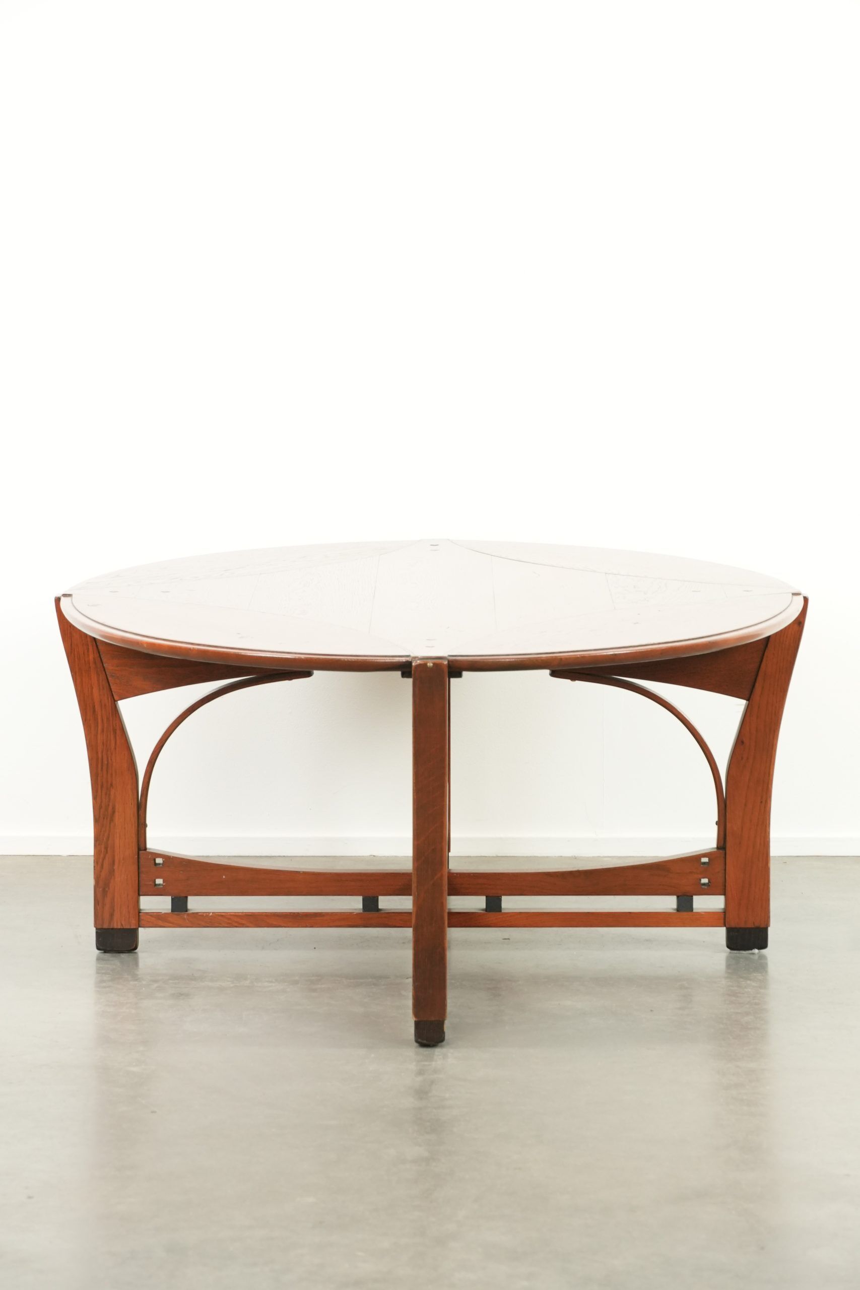 In good condition elegant oval Art Nouveau design coffee table