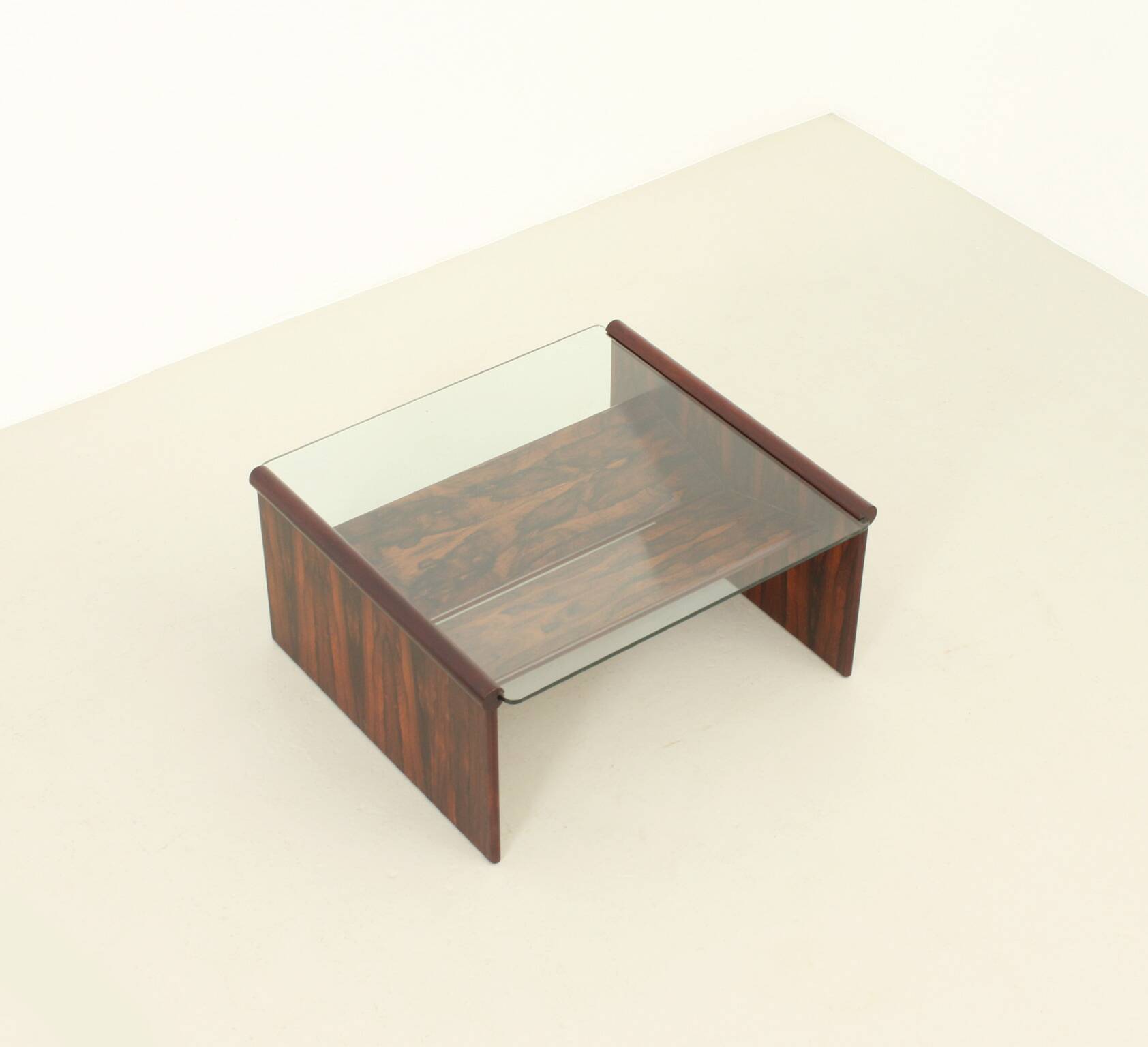 Italian coffee table in rosewood with magazine rack, 1960s.