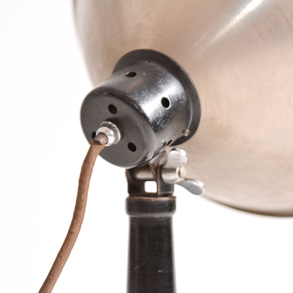 Lampe de table vintage avec bouclier de chrome, Tchécoslovaquie Circa années 1920