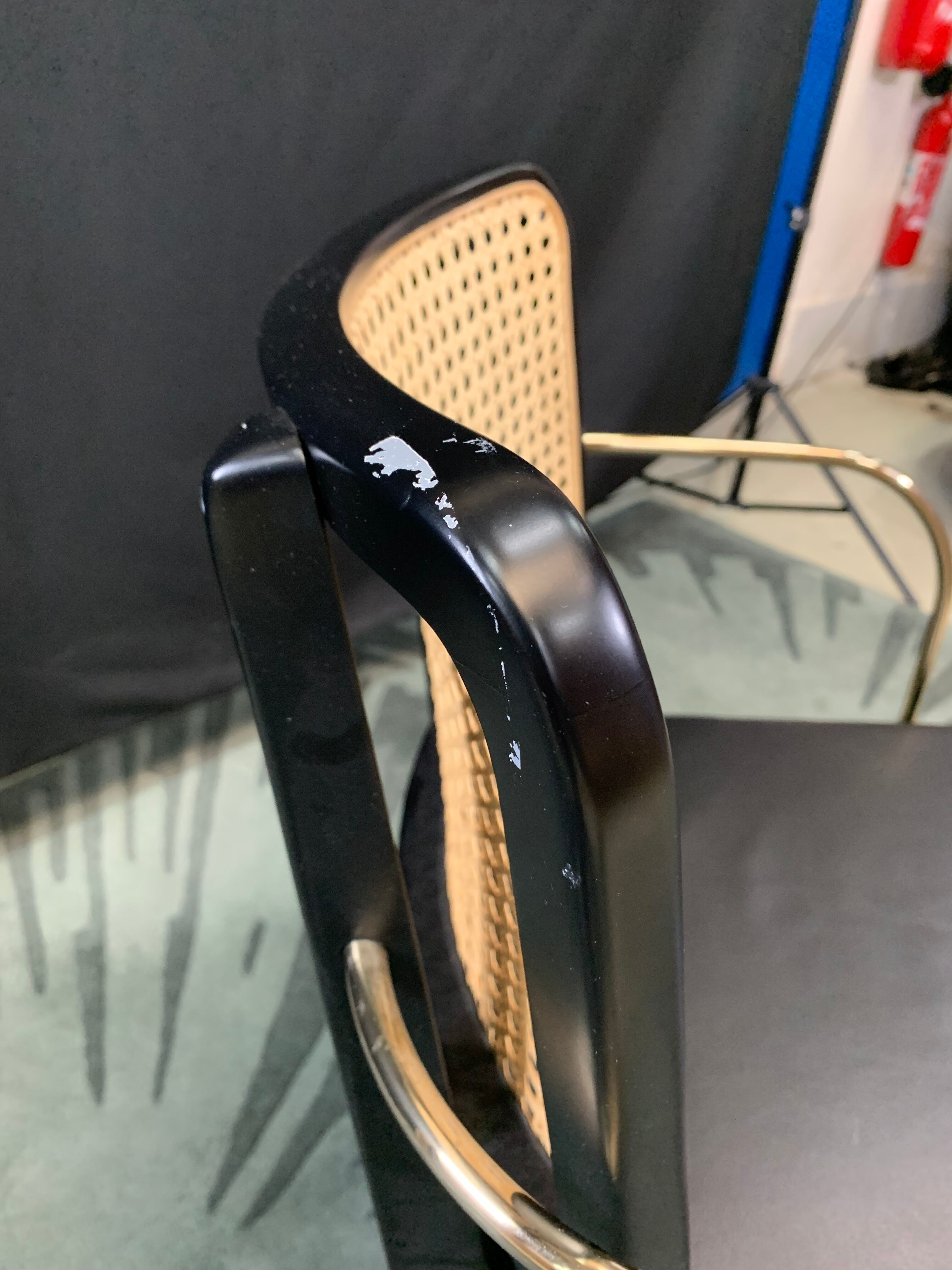 Chaise cannage bois noir cuir noir avec accoudoirs
