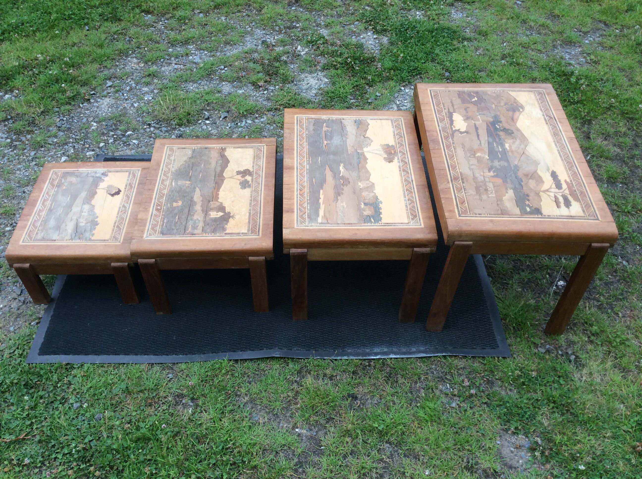 Tables gigognes vintage en marqueterie de Madagascar.