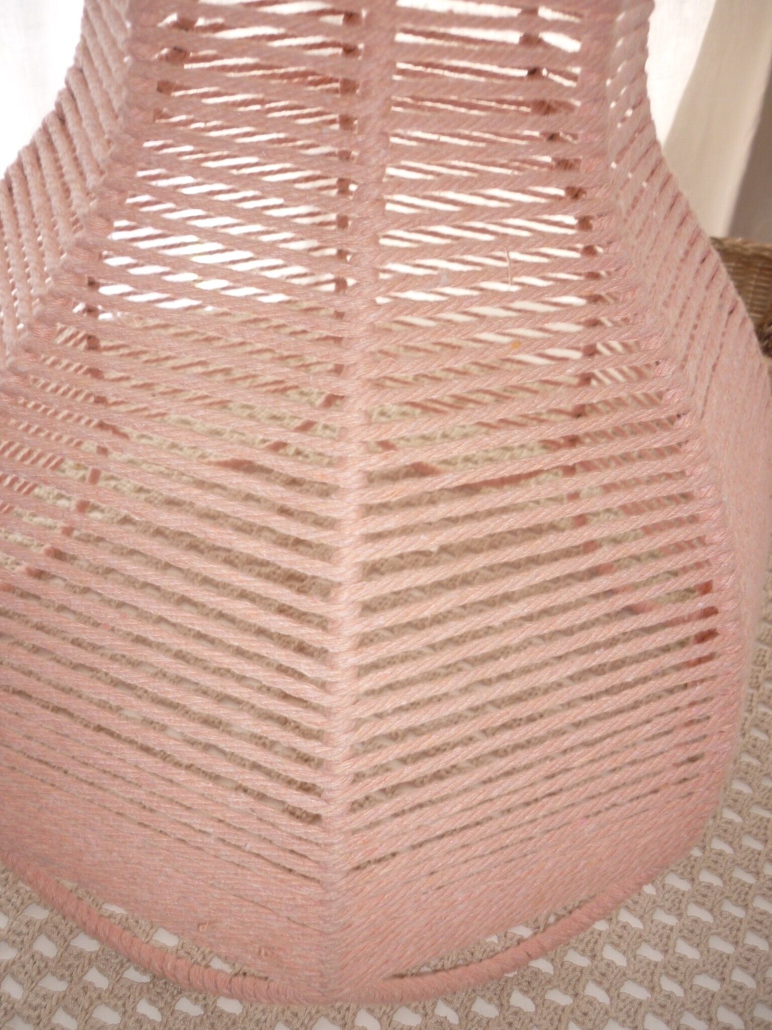 Abat-jour tressé en coton rosé