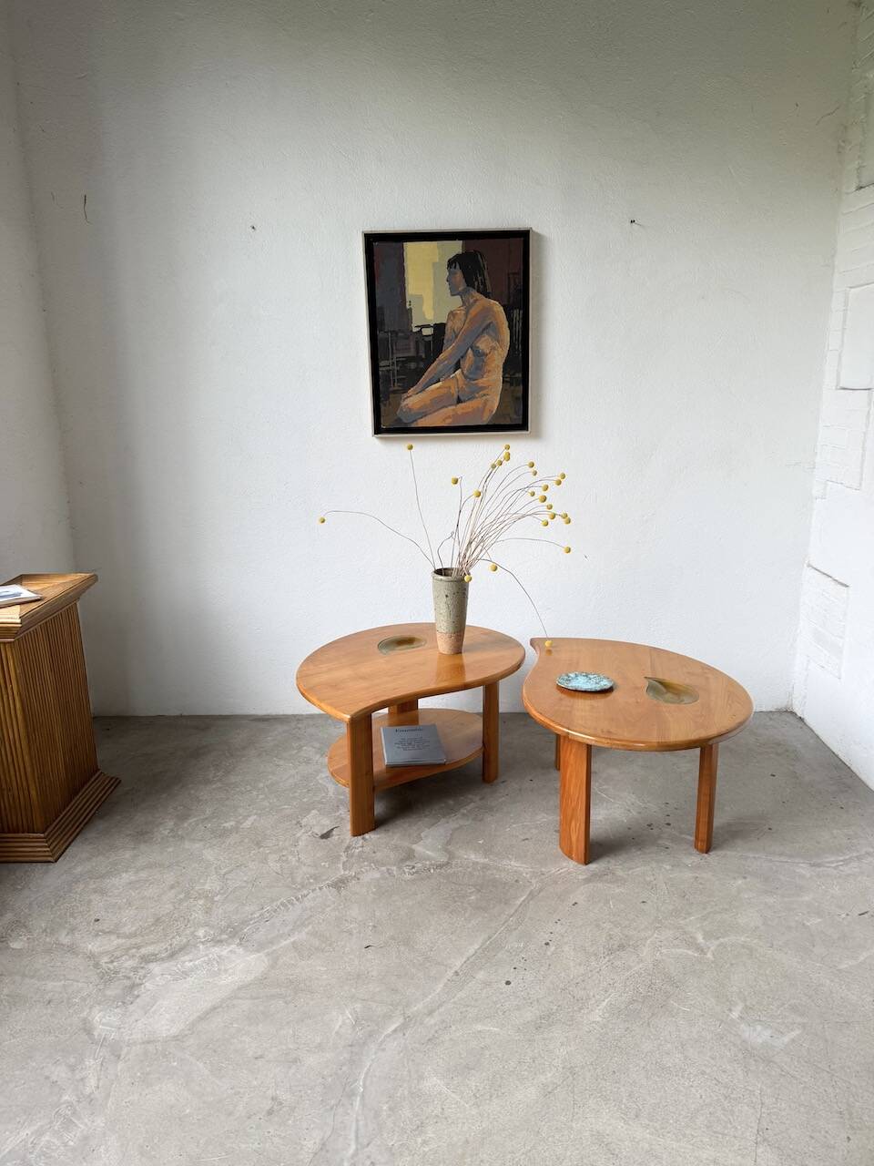 Tables basses en orme formant une goutte