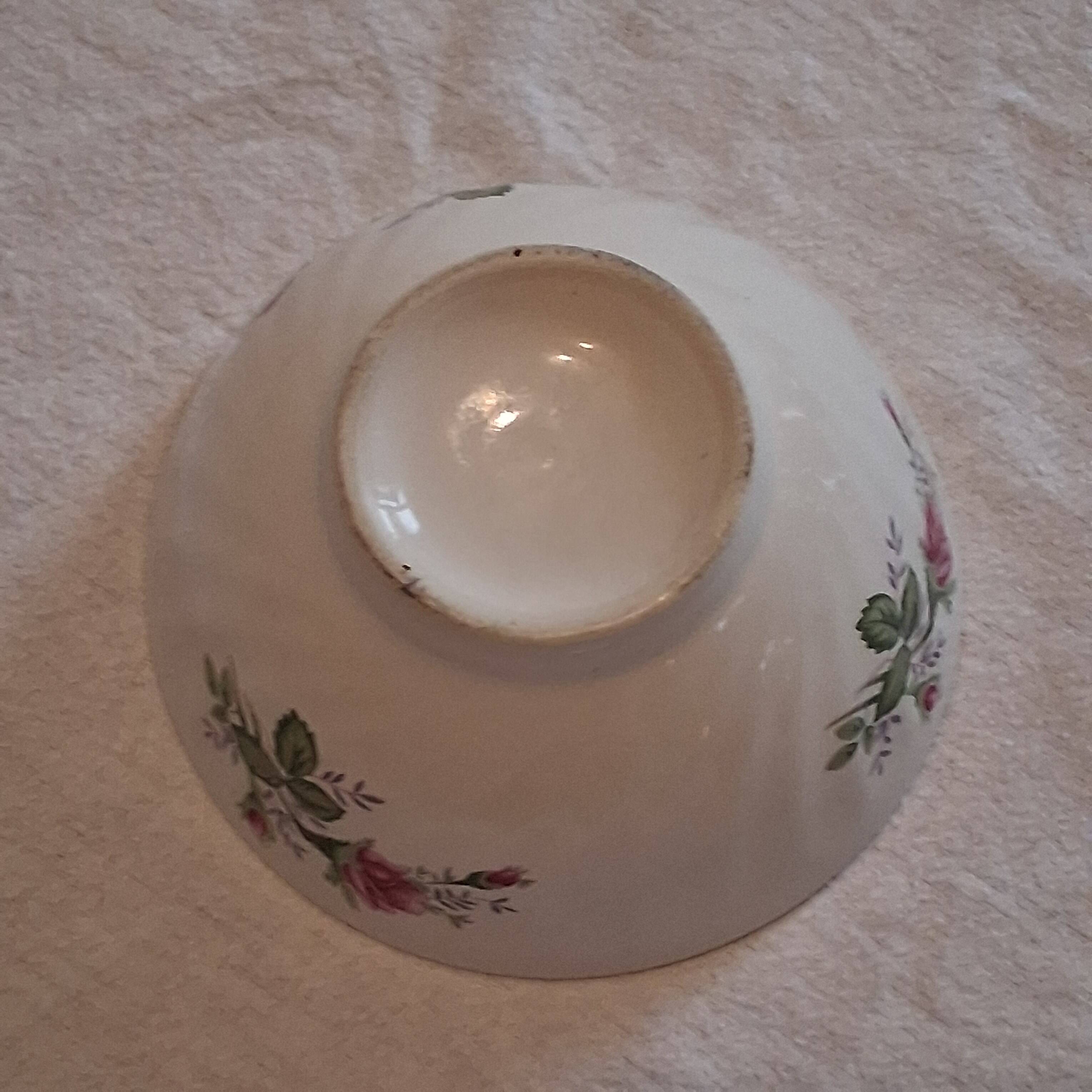 Very nice porcelain bowl in good condition.