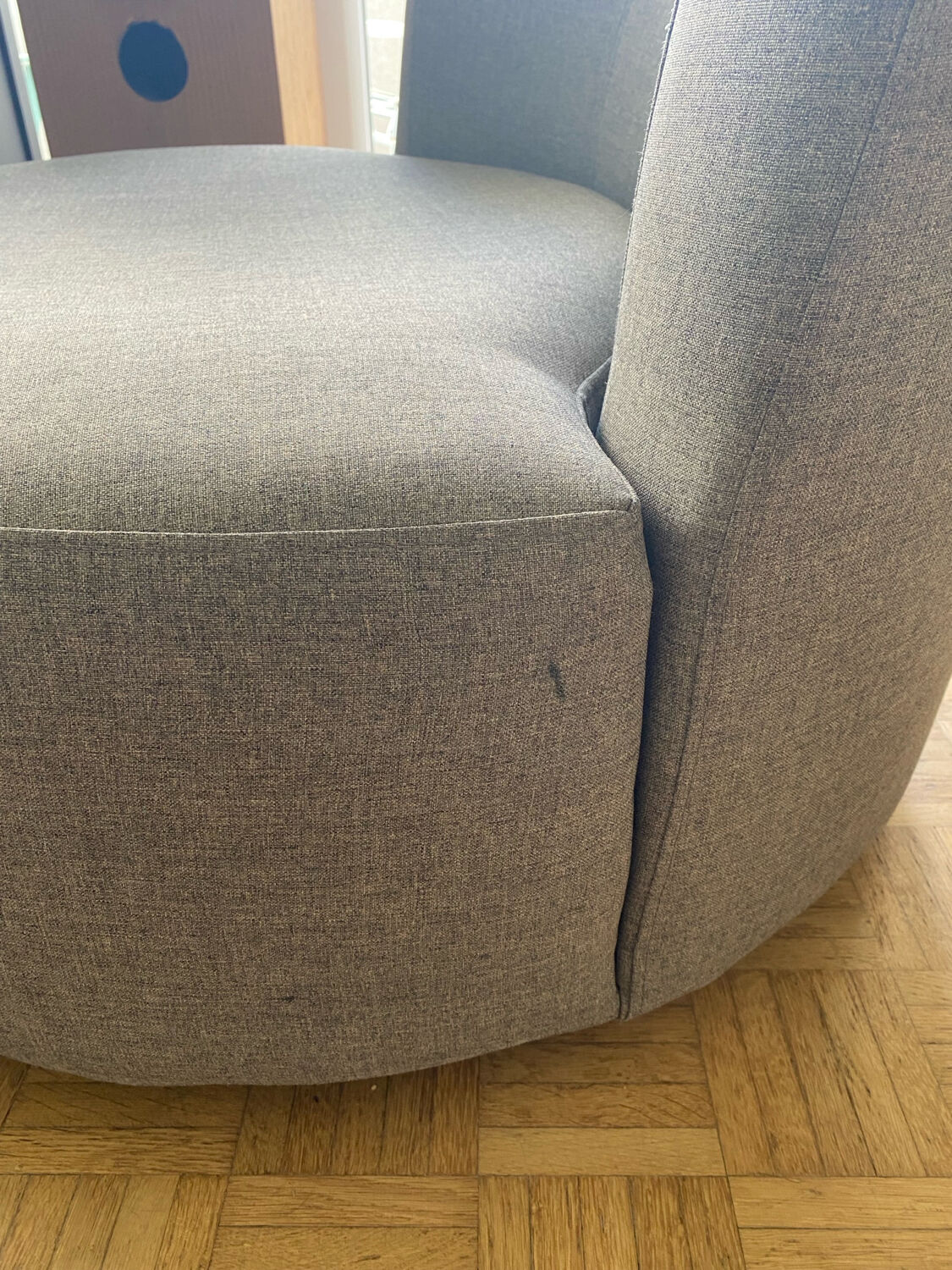 Fauteuil tournant et pouf