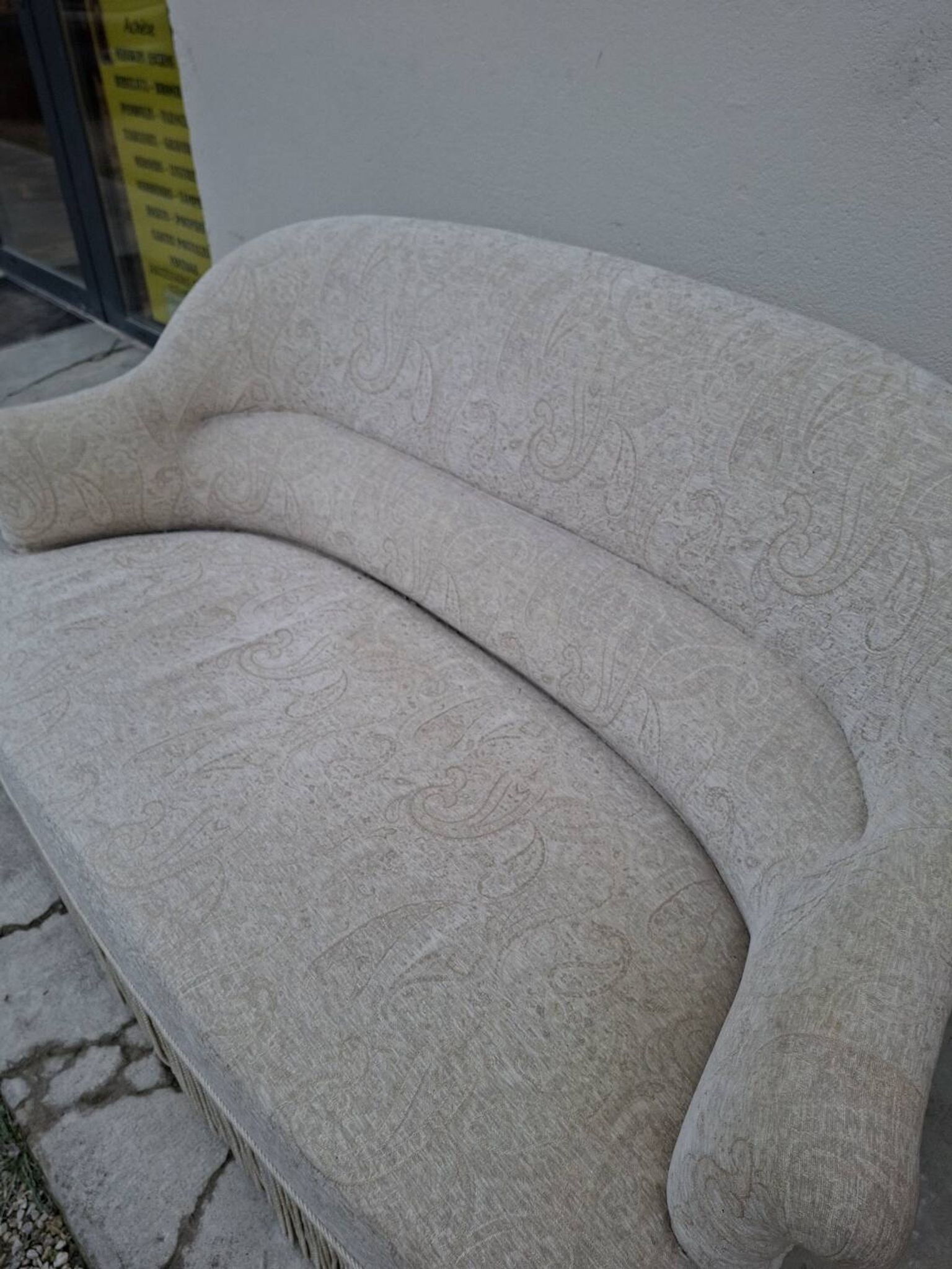 "Crapaud" bench in the richly decorated Napoleon III style.