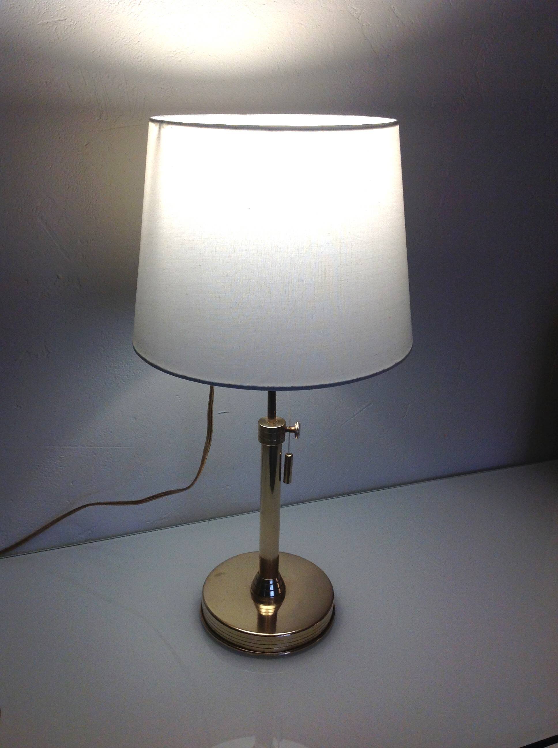 Lampe en laiton, abat-jour en tissu vert pastel, style art deco