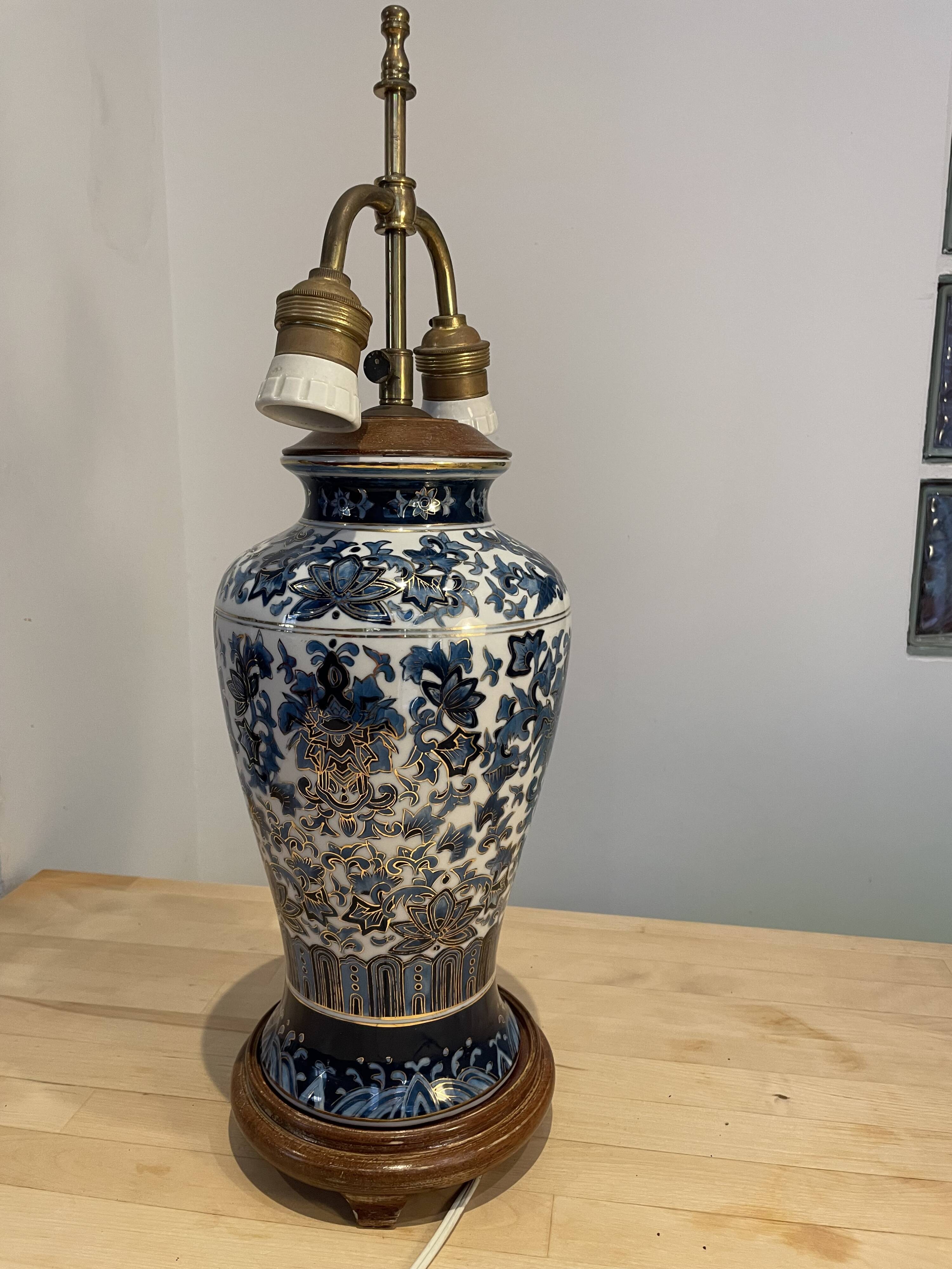 Chinese porcelain table lamp