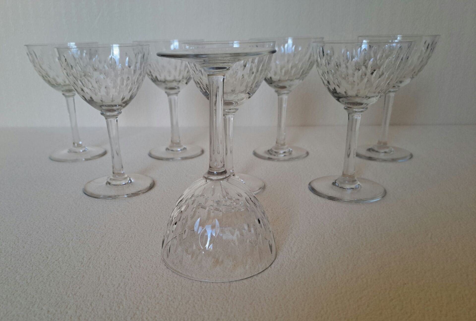 8 crystal white wine glasses from Baccarat, model Magenta Grain De Ri.