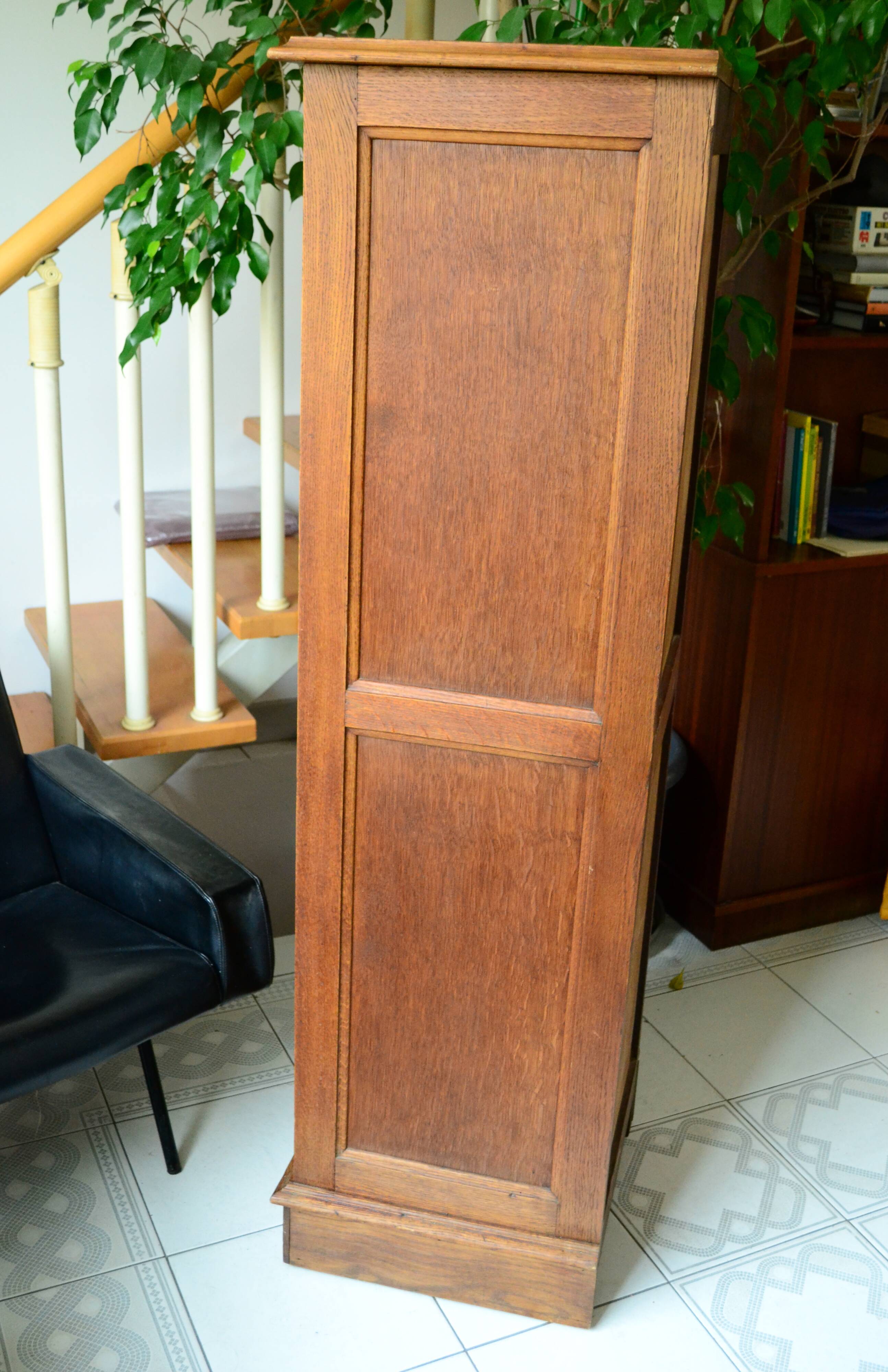 Cabinet with curtains early XXeme oak