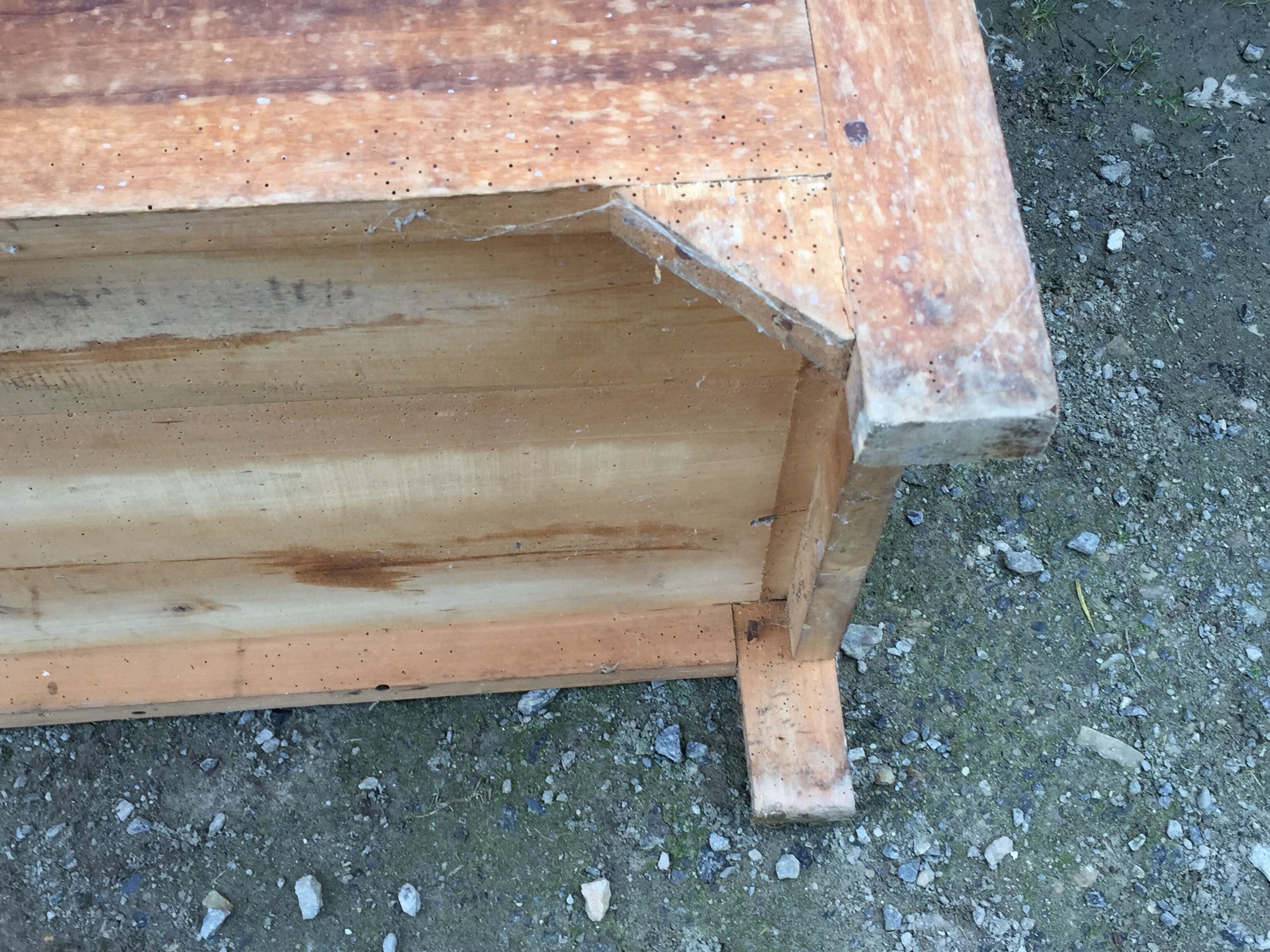 Buffet vintage parisien en bois de peuplier à 2 portes et 2 tiroirs.
