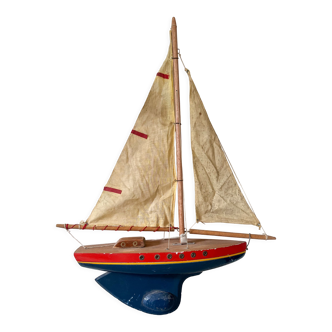 Voilier de bassin "modèle 501" navigable en bois, jouet ancien de la fameuse marque française Tirot