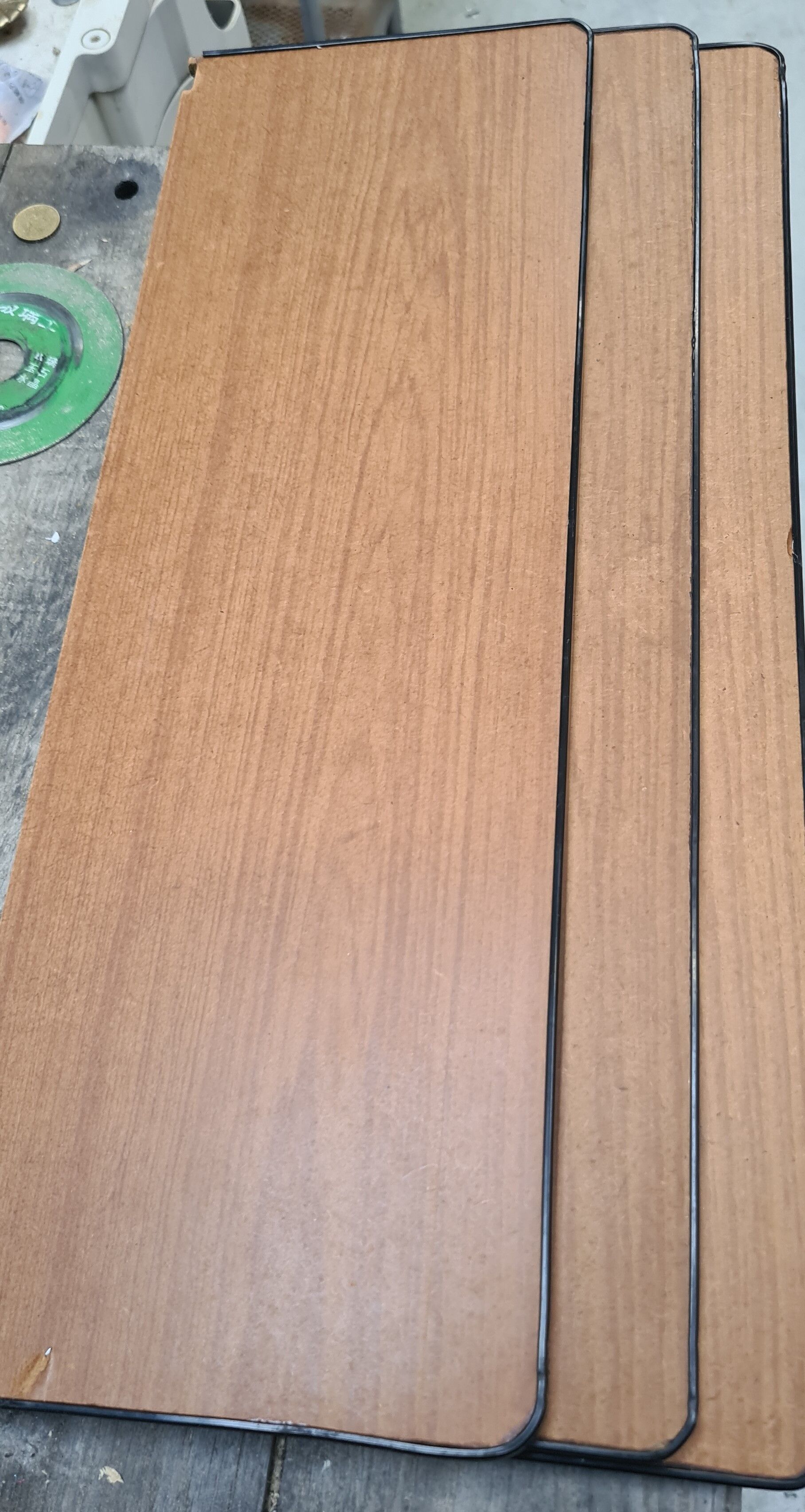 Shelf 1950 to 60 string wood veneer with rod on the edge of the shelf h60x17x50