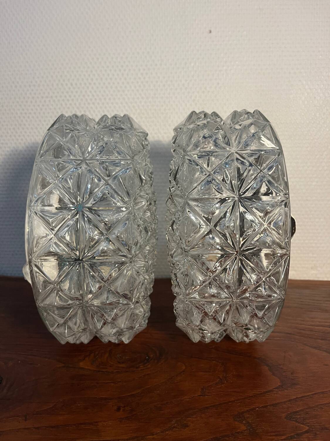 Paire d'appliques, plafonniers ronds en verre ciselé, années 60