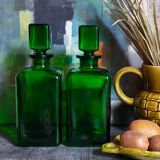 Duo de flacons-carafes en verre vert vintages