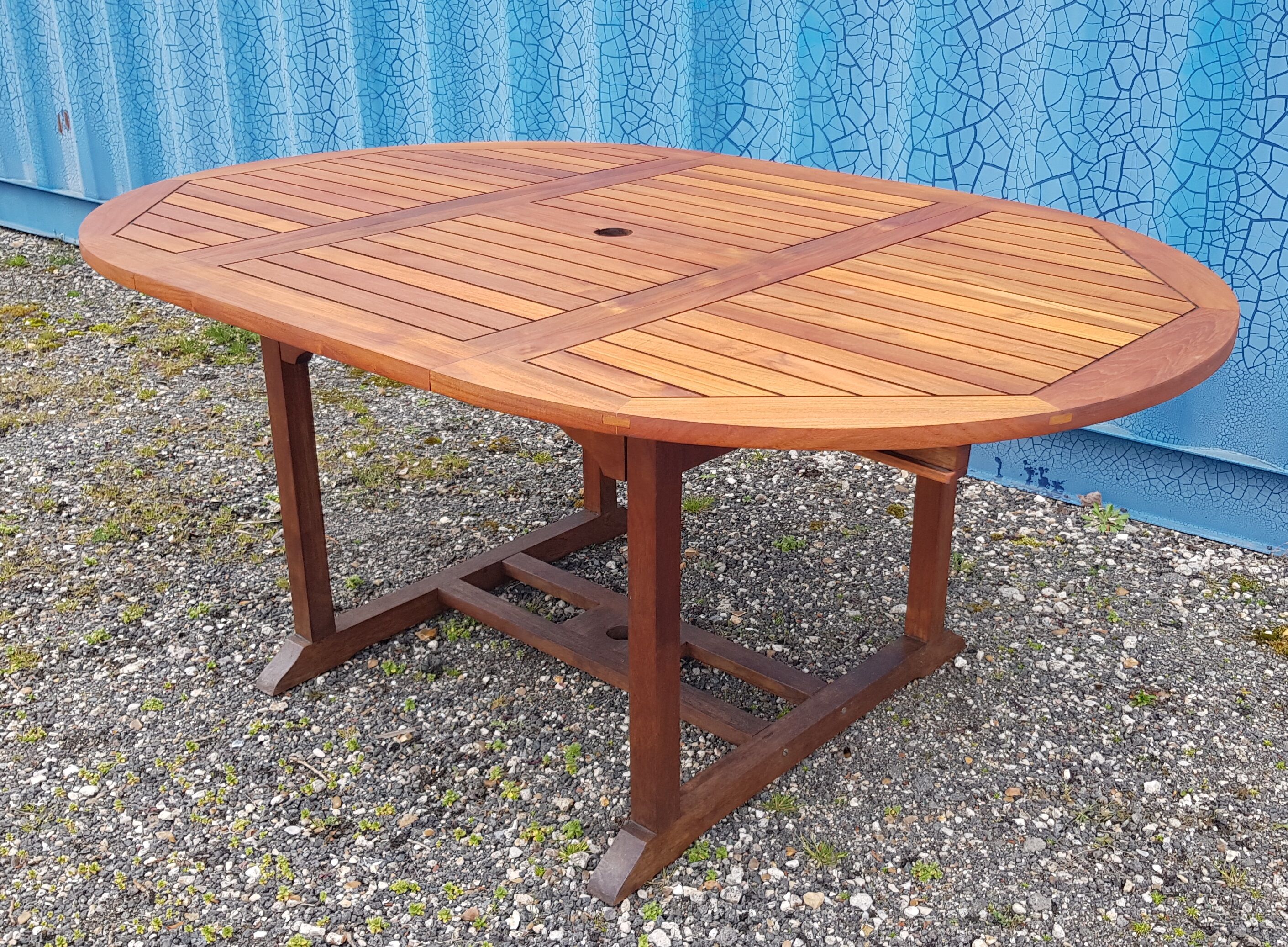 Stretchable garden dining table in solid teak