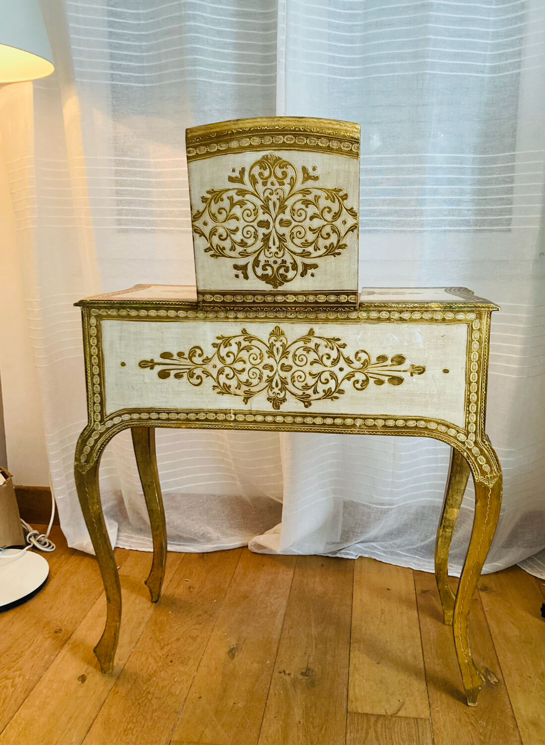 Venetian dresser from the 1960s/70s in carved wood with floral motifs.