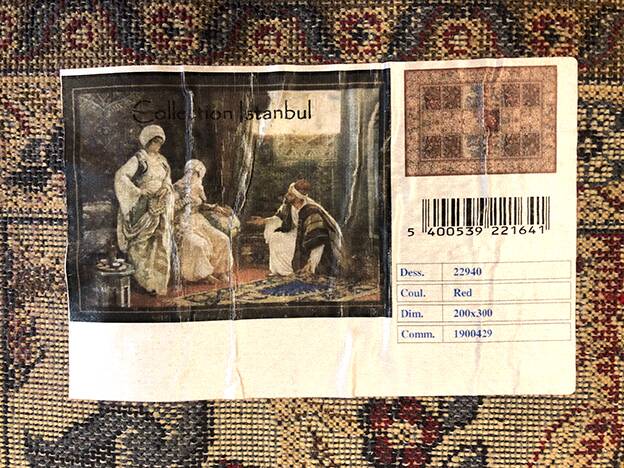 Wool carpets, cloisonné decorations of birds and gardens, mechanical weaving. New condition.