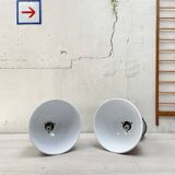 Paire de lampes industrielles.