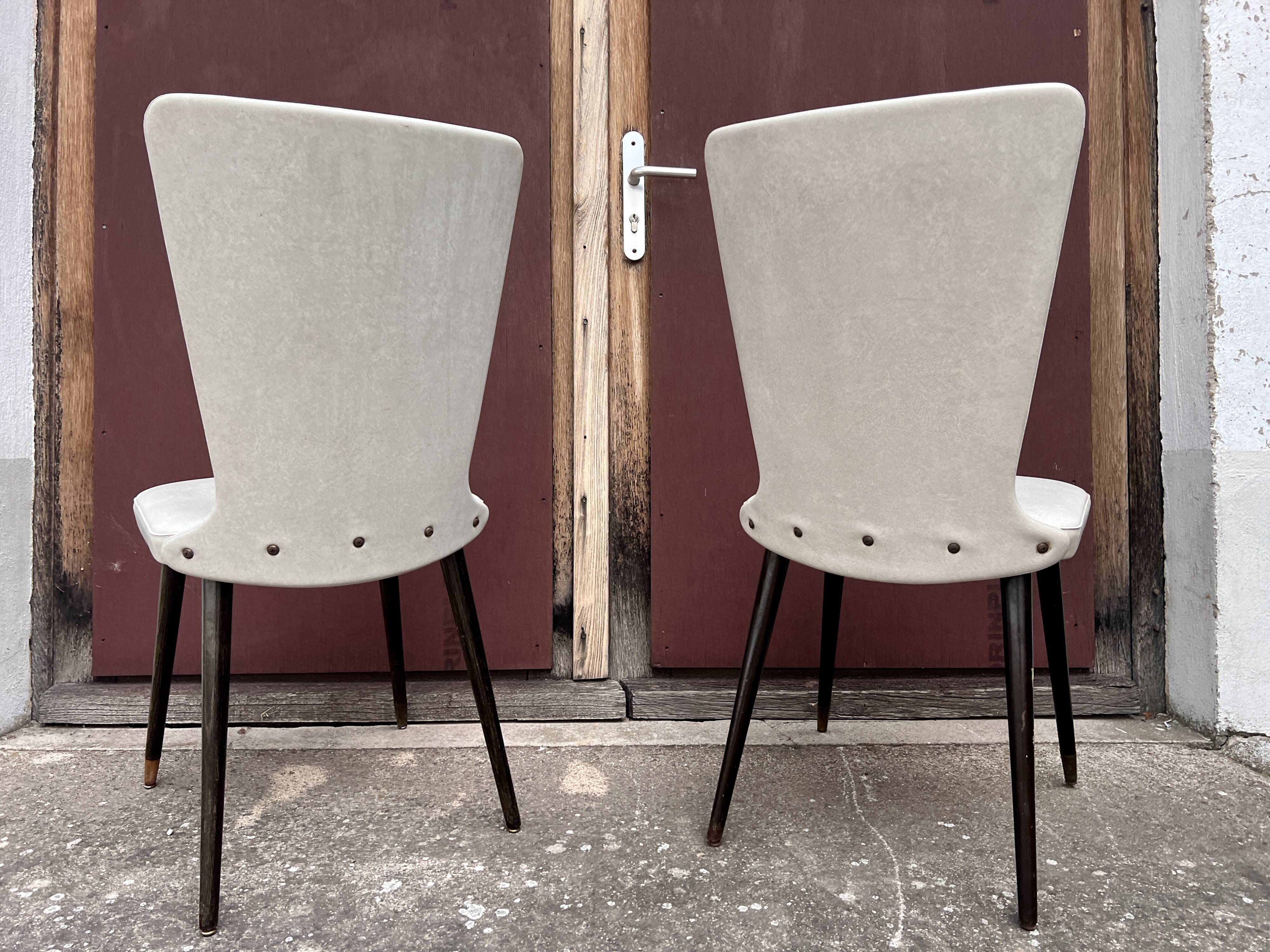 Pair of Chairs Baumann model Essor in imitation white leather, beech compass base