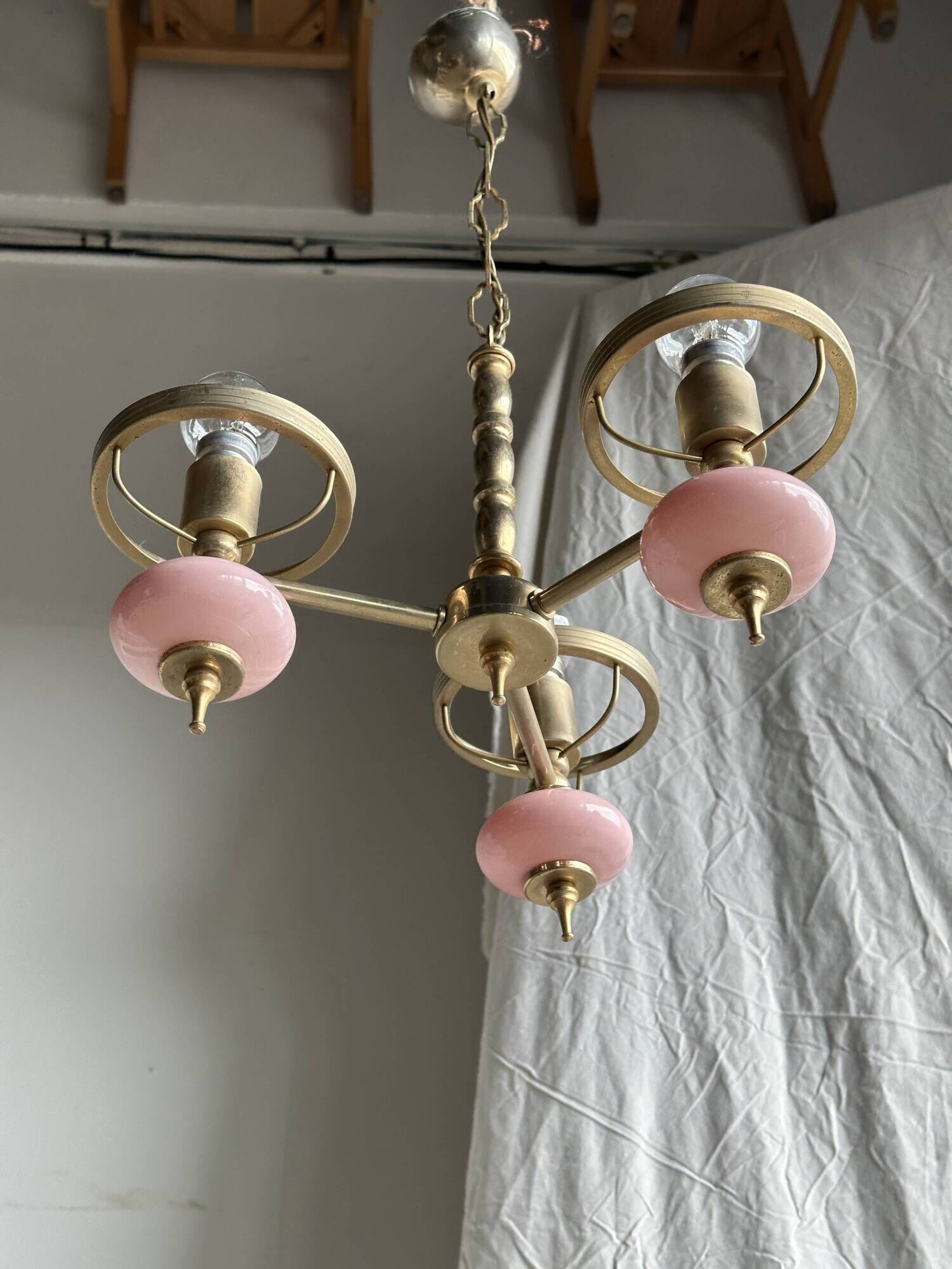 Petit lustre rose et doré à 3 bras de lumières