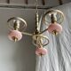 Petit lustre rose et doré à 3 bras de lumières