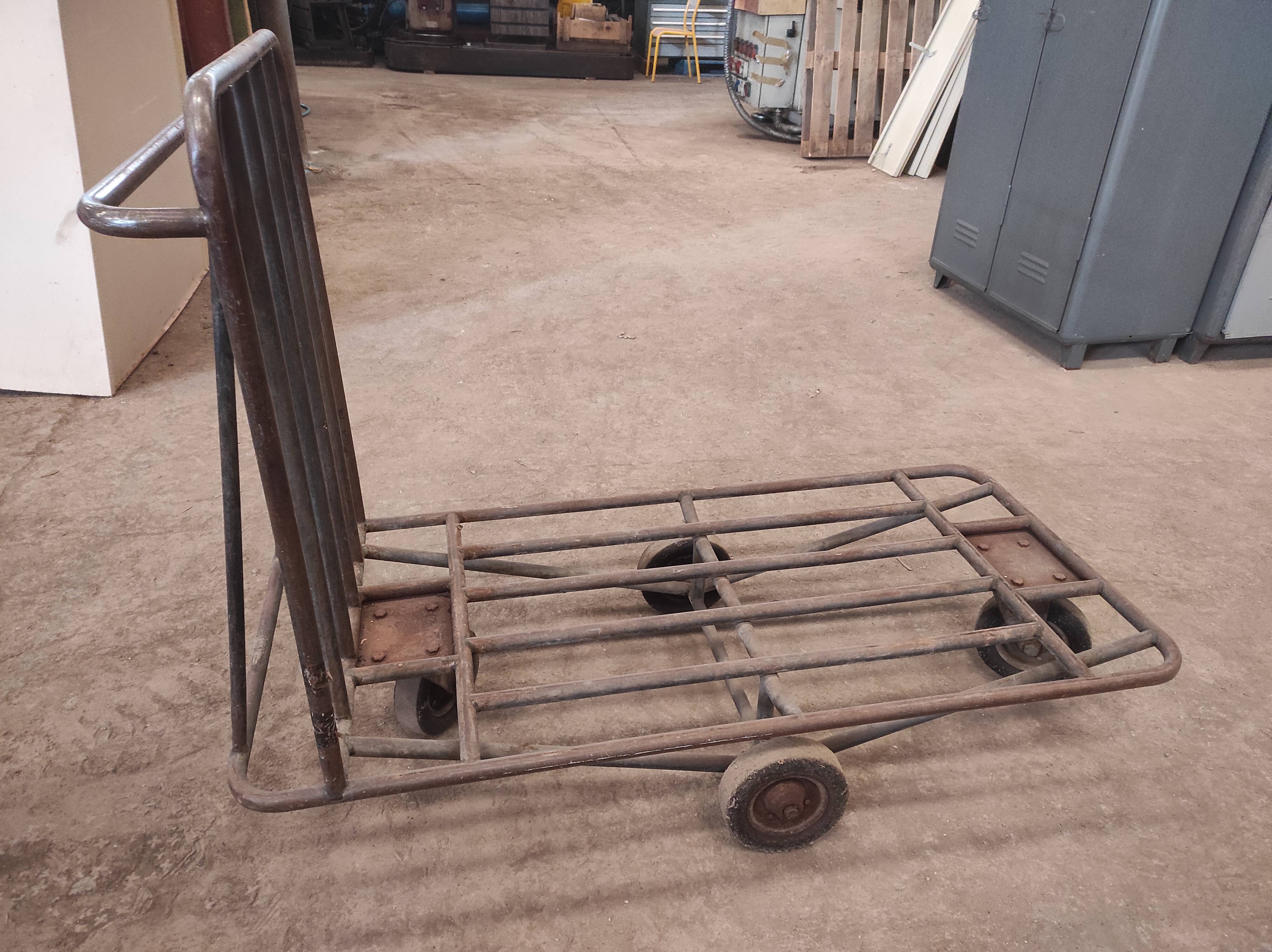 Former industrial workshop cart in metal tubes