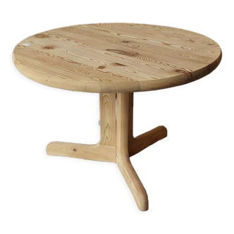 Round coffee table
