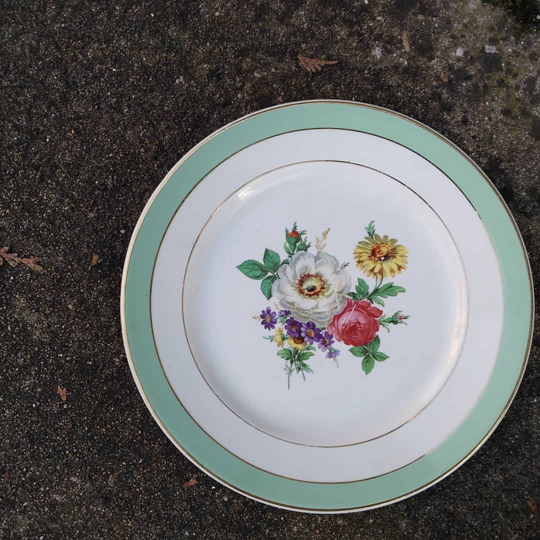 Flowery plates
