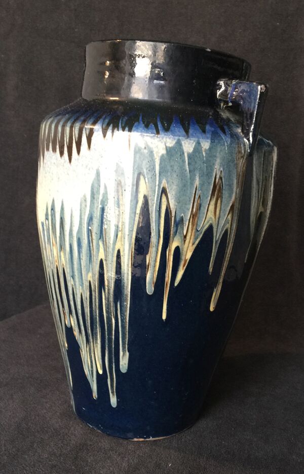 Vase en céramique vernissée à deux anses triangulaires